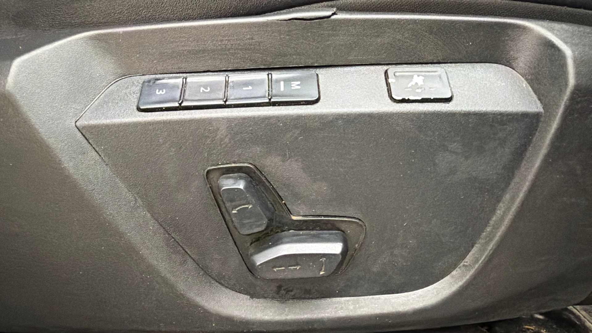 View 2023 Tata Safari XZA Plus Dark Image 12 Used 2023 Tata Safari XZA Plus Dark Image 12