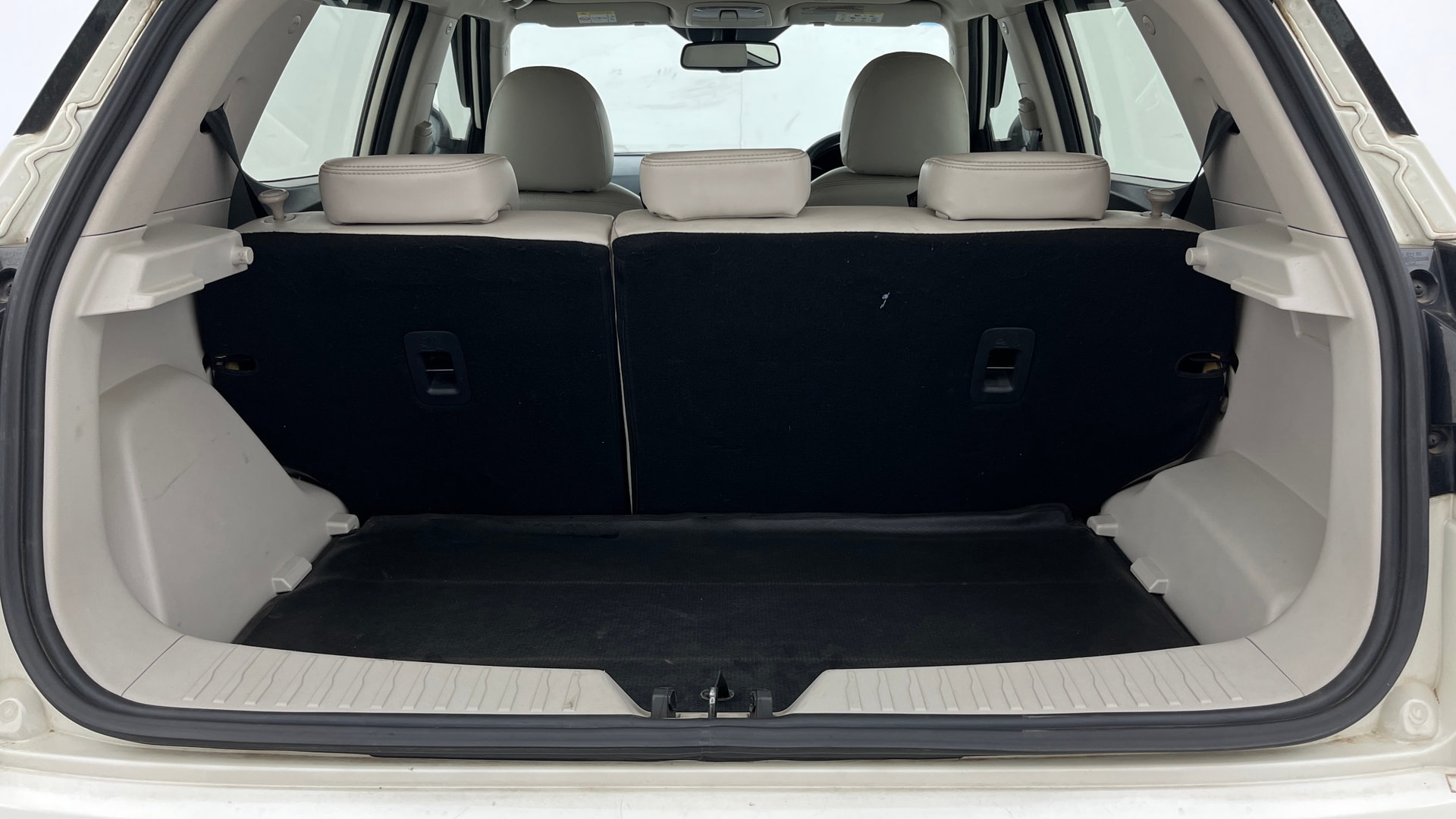 View 2022 Mahindra XUV300 W4 Petrol BS IV Image 7 Used 2022 Mahindra XUV300 W4 Petrol BS IV Image 7