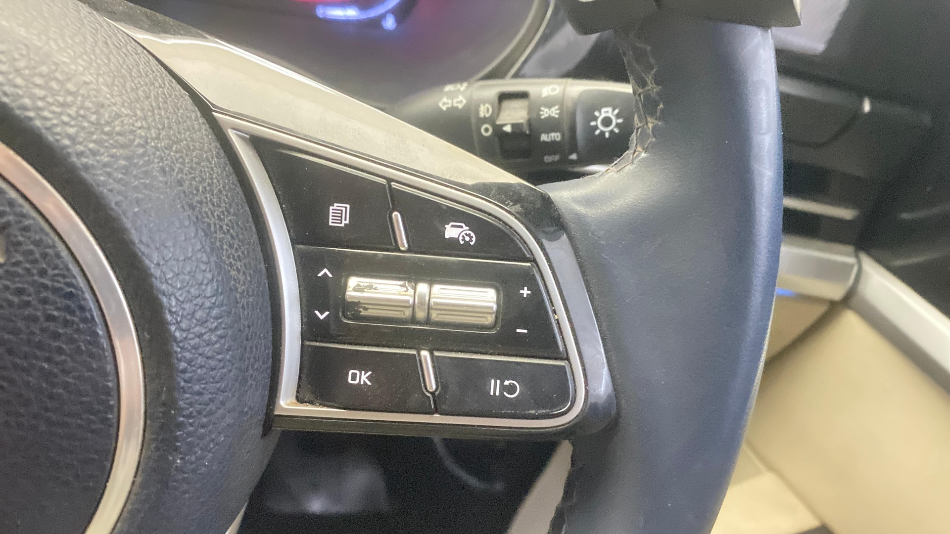 View 2022 Kia Carens Luxury Plus 1.4 Petrol 7 STR Image 3 Used 2022 Kia Carens Luxury Plus 1.4 Petrol 7 STR Image 3