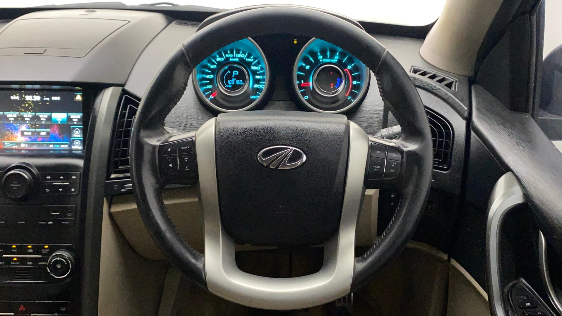 View 2019 Mahindra XUV500 W10 FWD AT Image 15 Used 2019 Mahindra XUV500 W10 FWD AT Image 15