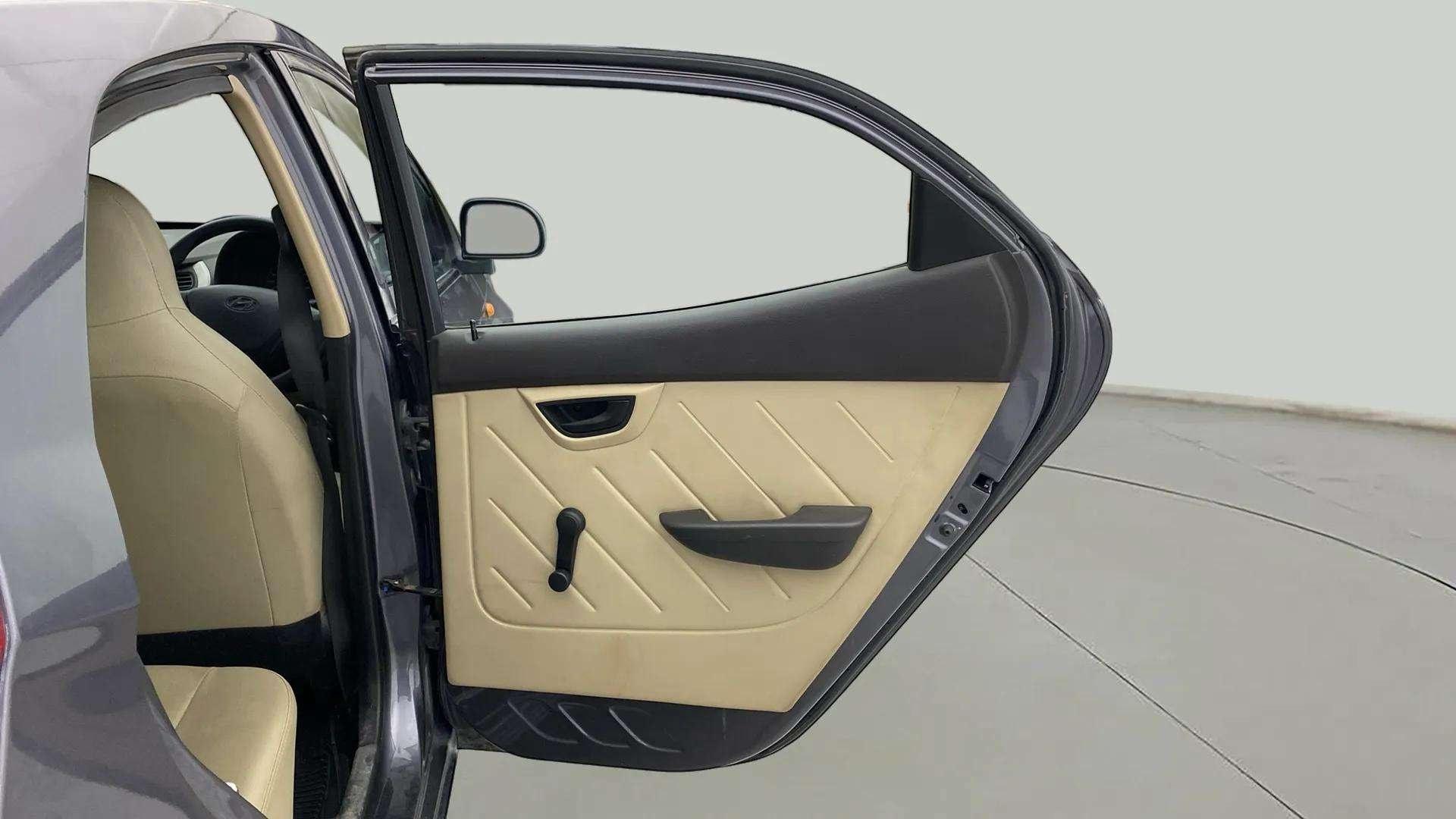 View 2018 Hyundai EON Era Plus Image 7 Used 2018 Hyundai EON Era Plus Image 7