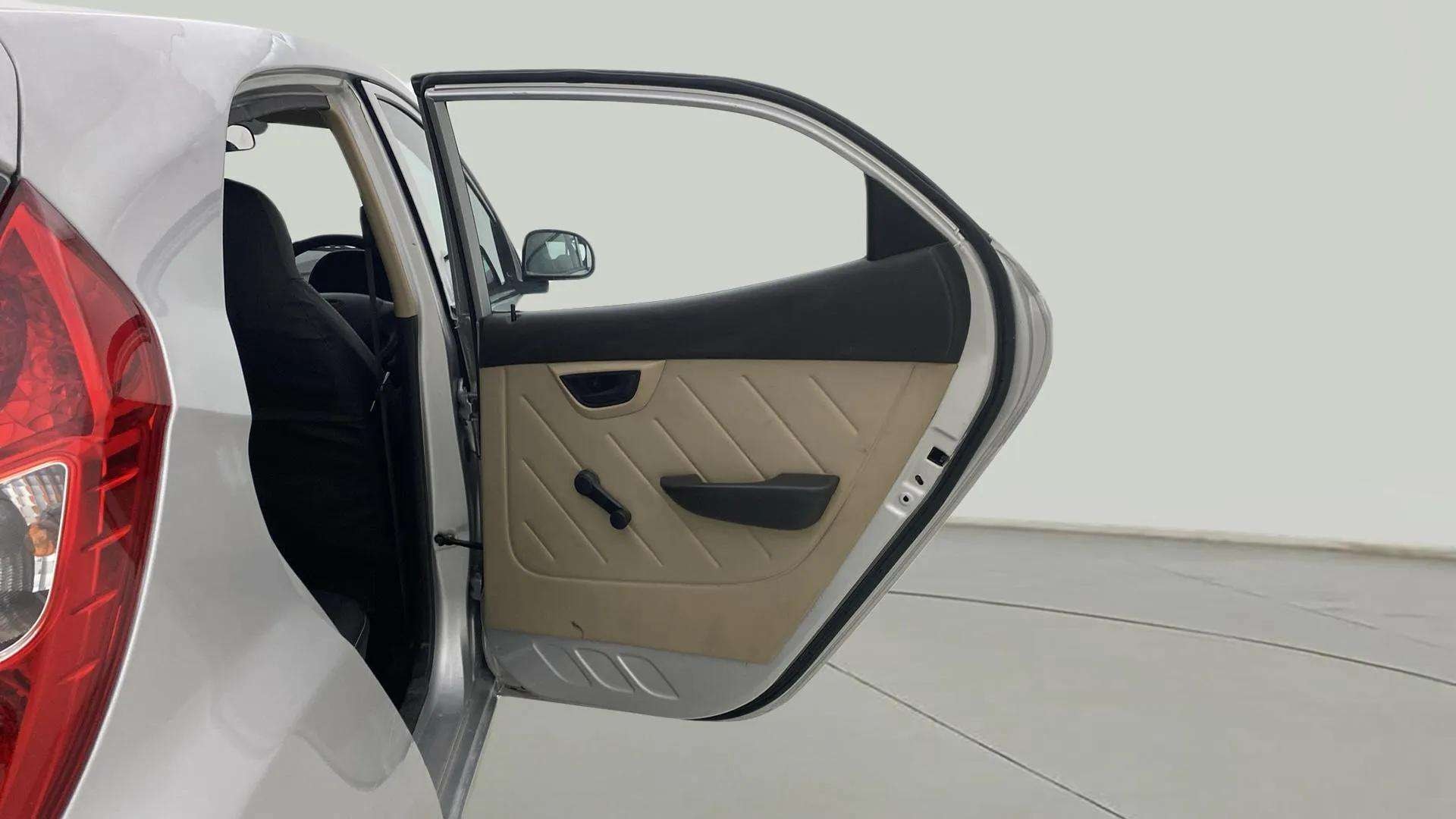 View 2018 Hyundai EON Era Plus Image 7 Used 2018 Hyundai EON Era Plus Image 7