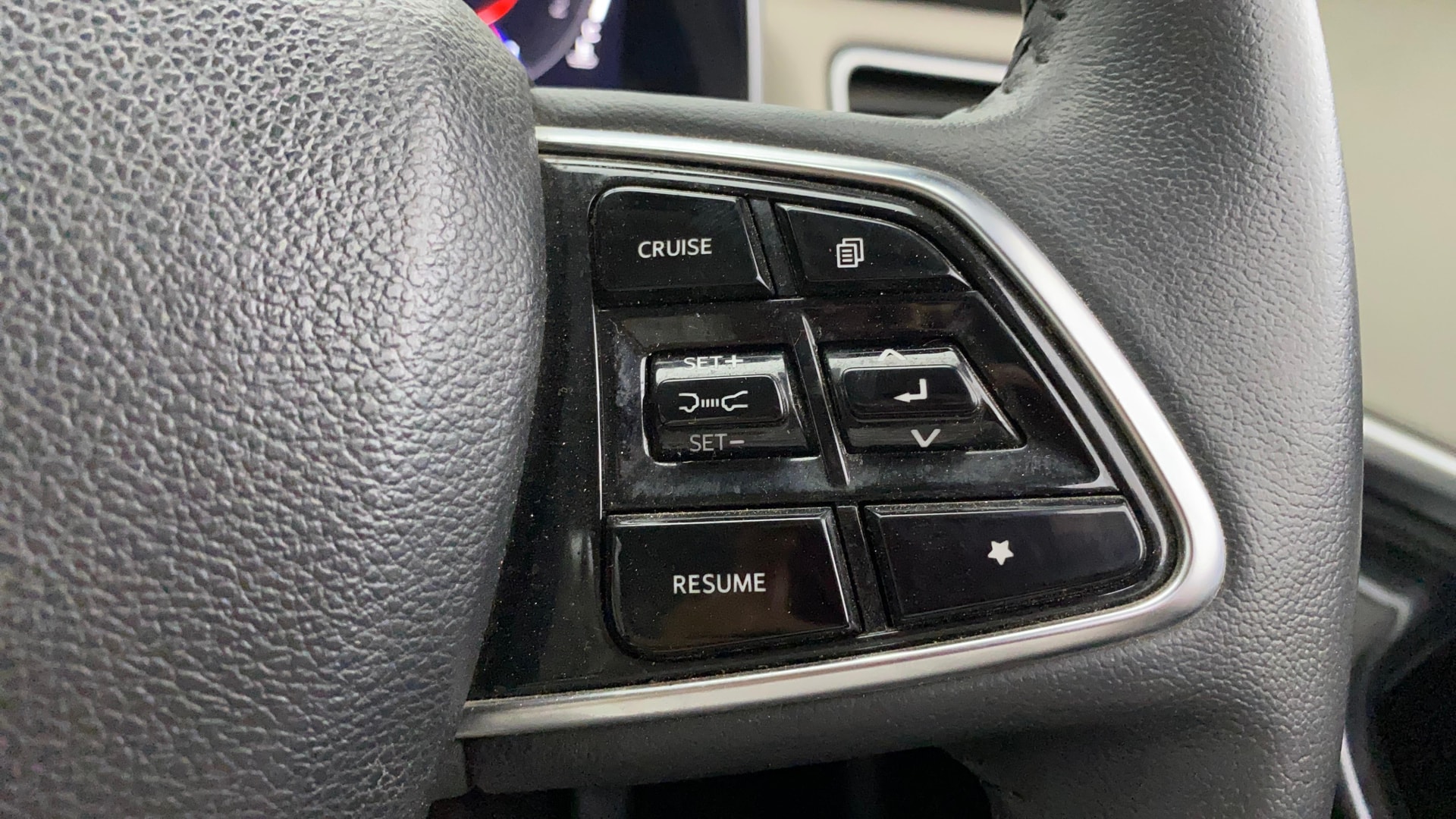View 2022 Mahindra XUV700 MX Petrol 5 STR Image 3 Used 2022 Mahindra XUV700 MX Petrol 5 STR Image 3