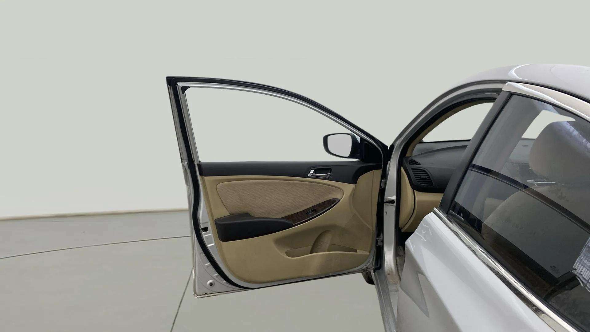 View 2013 Hyundai Fluidic Verna 1.6 CRDI EX Image 29 Used 2013 Hyundai Fluidic Verna 1.6 CRDI EX Image 29