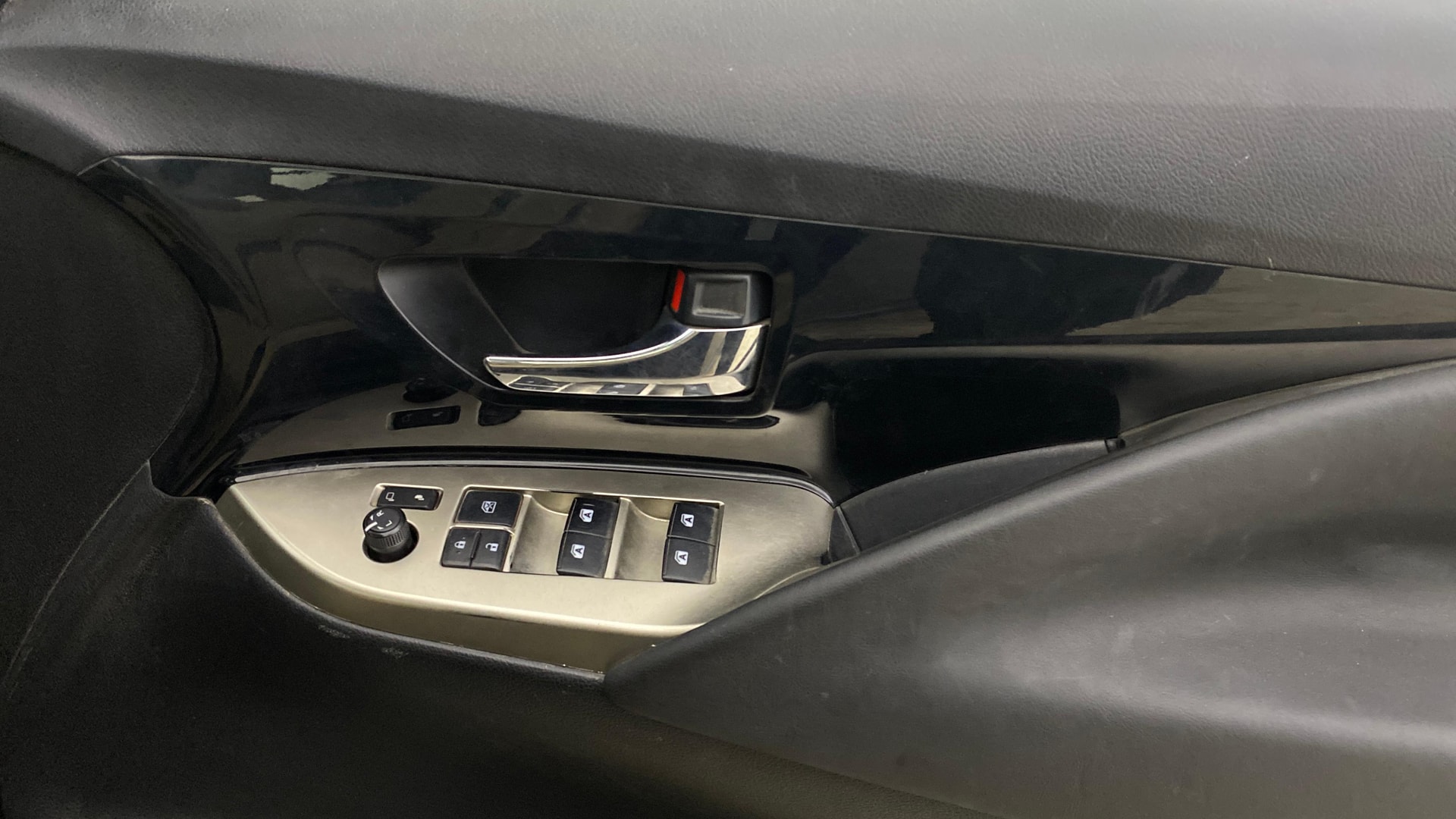 View 2017 Toyota Innova Crysta 2.8 ZX AT 7-Seater Image 34 Used 2017 Toyota Innova Crysta 2.8 ZX AT 7-Seater Image 34