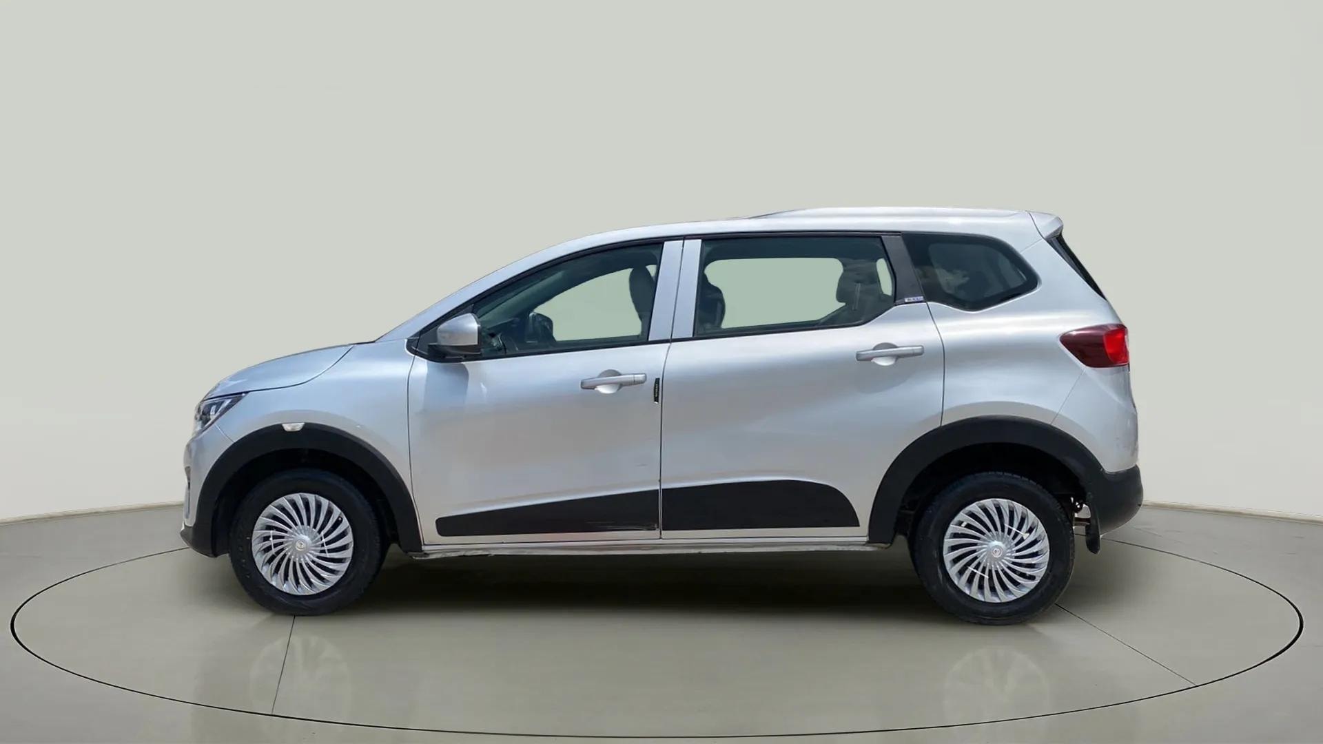 View 2019 Renault Triber RXE Image 3 Used 2019 Renault Triber RXE Image 3