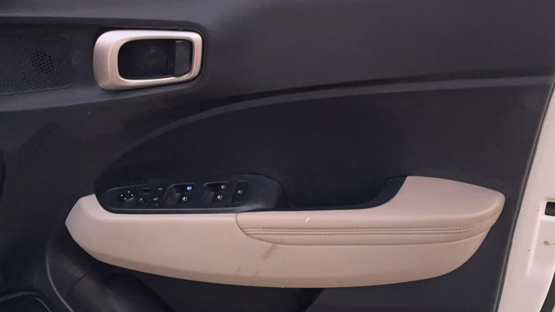 View 2019 Hyundai Venue SX 1.4 Diesel Dual Tone BS IV Image 32 Used 2019 Hyundai Venue SX 1.4 Diesel Dual Tone BS IV Image 32