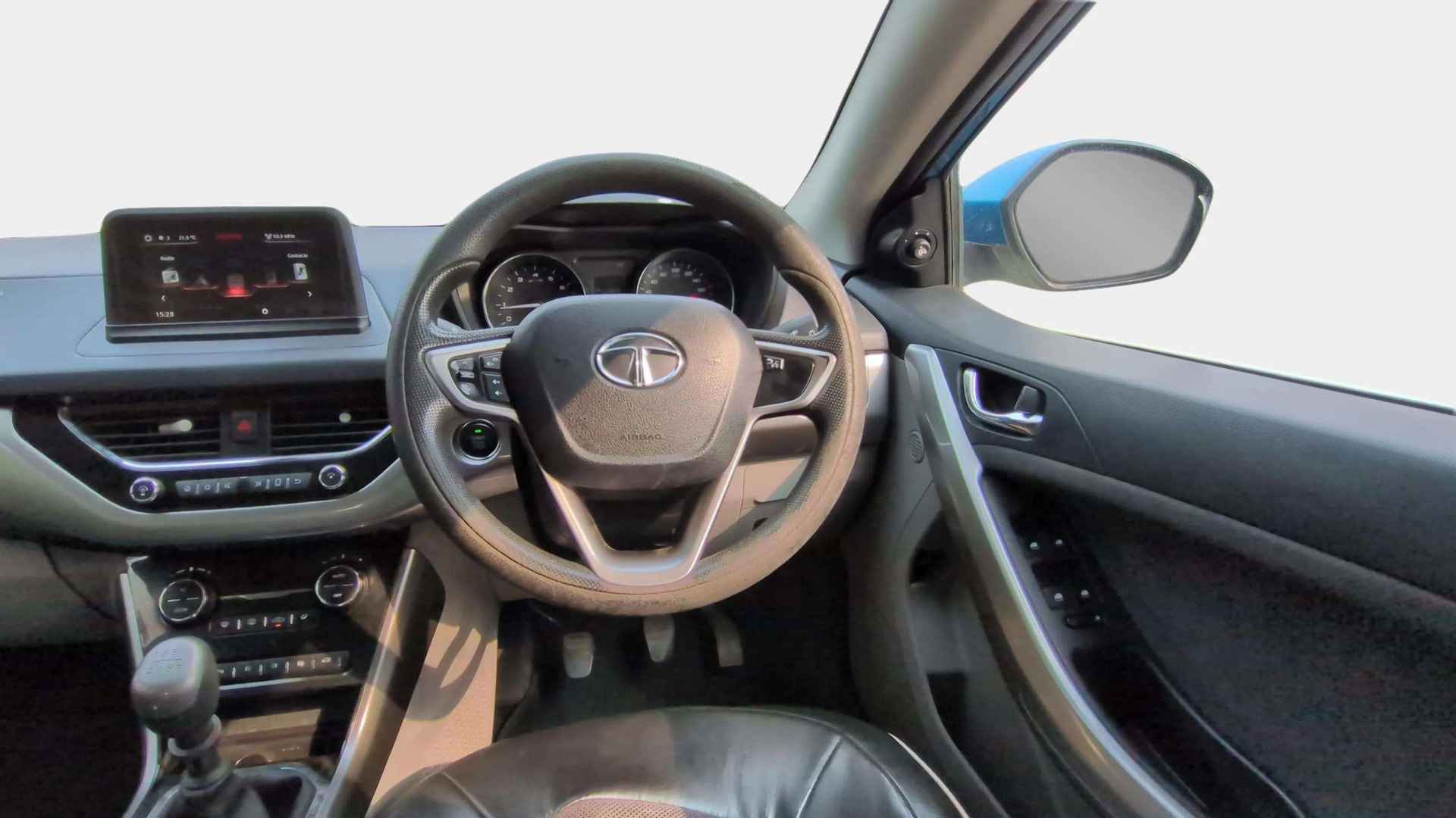 View 2017 Tata Nexon Revotorq XZ Plus Dual Tone Image 17 Used 2017 Tata Nexon Revotorq XZ Plus Dual Tone Image 17