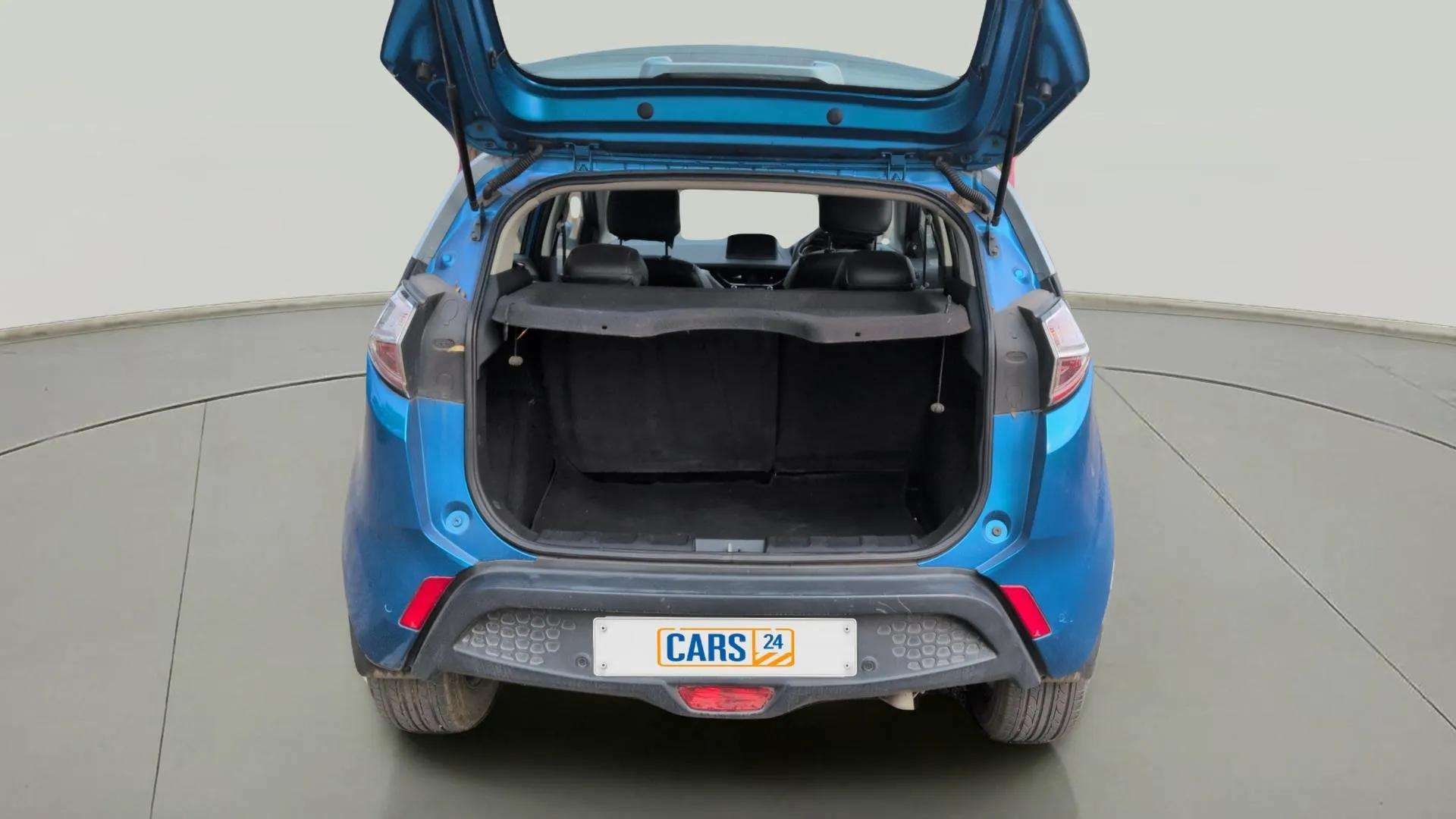 View 2017 Tata Nexon Revotorq XZ Plus Dual Tone Image 13 Used 2017 Tata Nexon Revotorq XZ Plus Dual Tone Image 13
