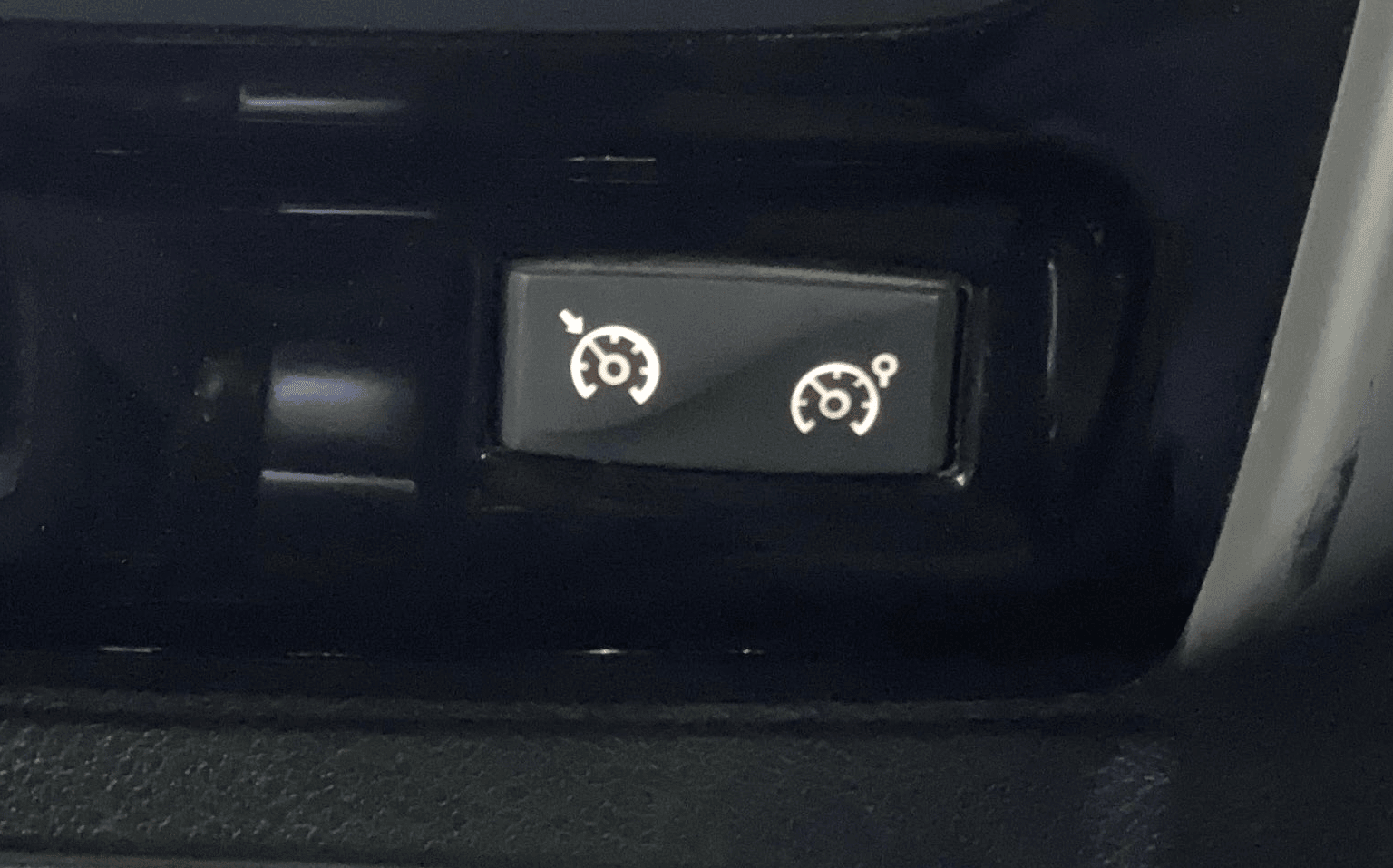 View 2021 Renault Duster 1.3L Turbo Petrol RXZ CVT Image 3 Used 2021 Renault Duster 1.3L Turbo Petrol RXZ CVT Image 3
