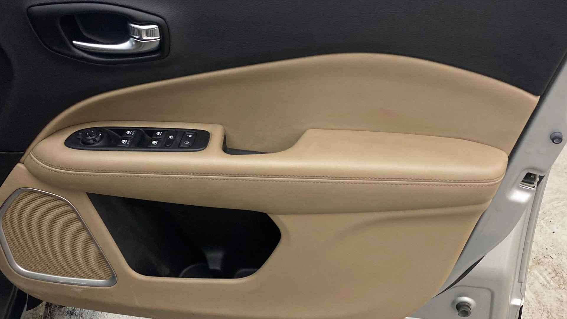 View 2019 Jeep Compass Limited 1.4 Multi AIR Petrol DDCT AT BS IV Image 33 Used 2019 Jeep Compass Limited 1.4 Multi AIR Petrol DDCT AT BS IV Image 33
