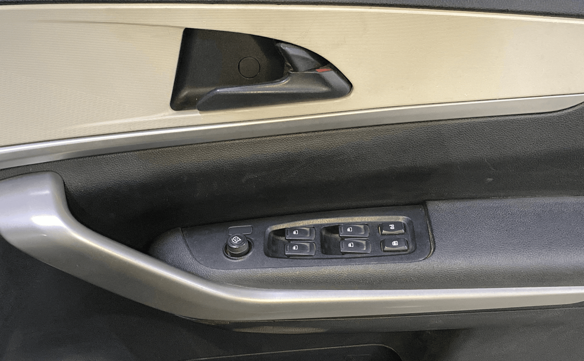 View 2022 Mahindra XUV700 MX Petrol 5 STR Image 38 Used 2022 Mahindra XUV700 MX Petrol 5 STR Image 38