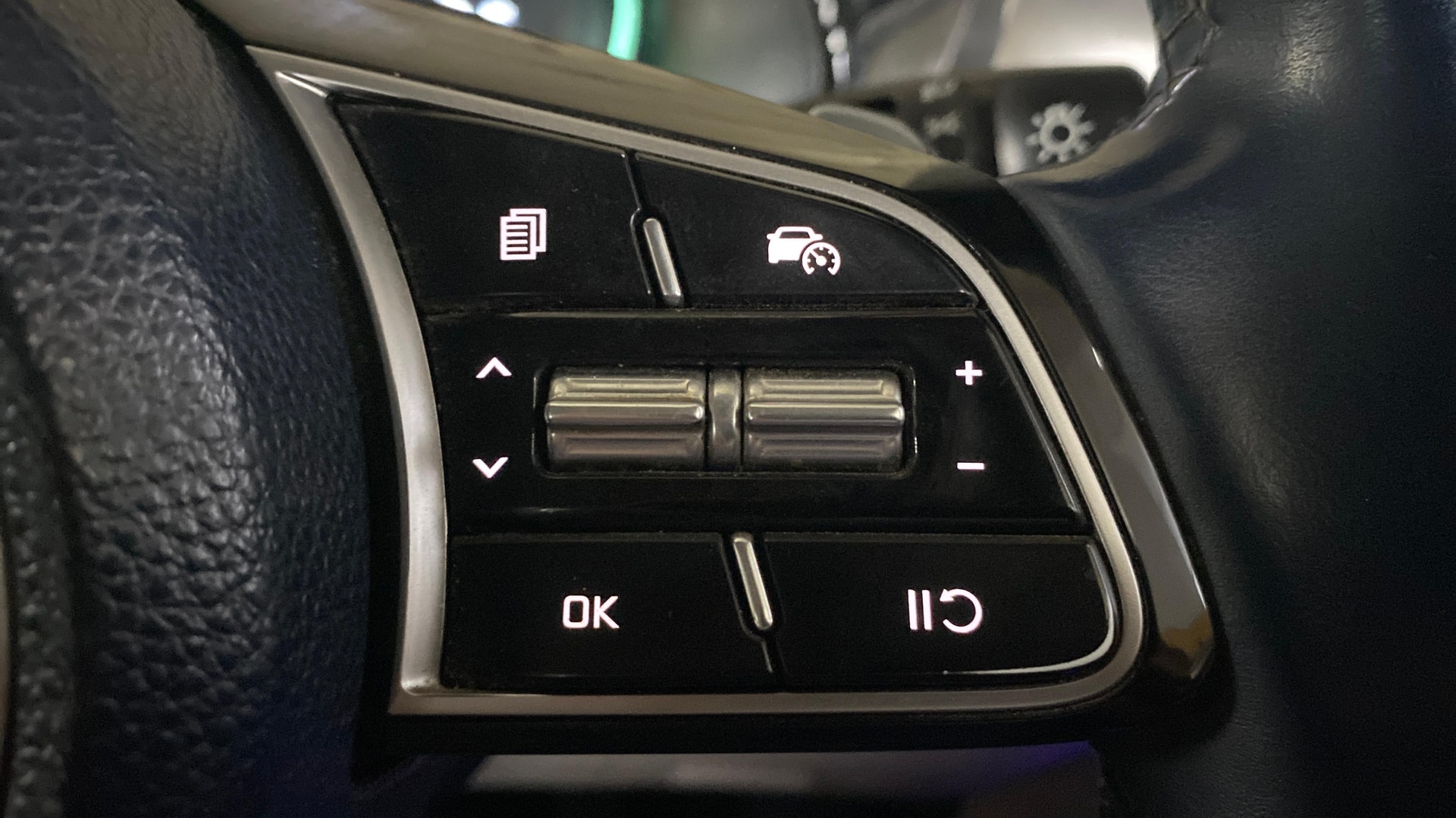 View 2023 Kia Carens Luxury Plus 1.5 Turbo Petrol DCT 7 STR Image 3 Used 2023 Kia Carens Luxury Plus 1.5 Turbo Petrol DCT 7 STR Image 3