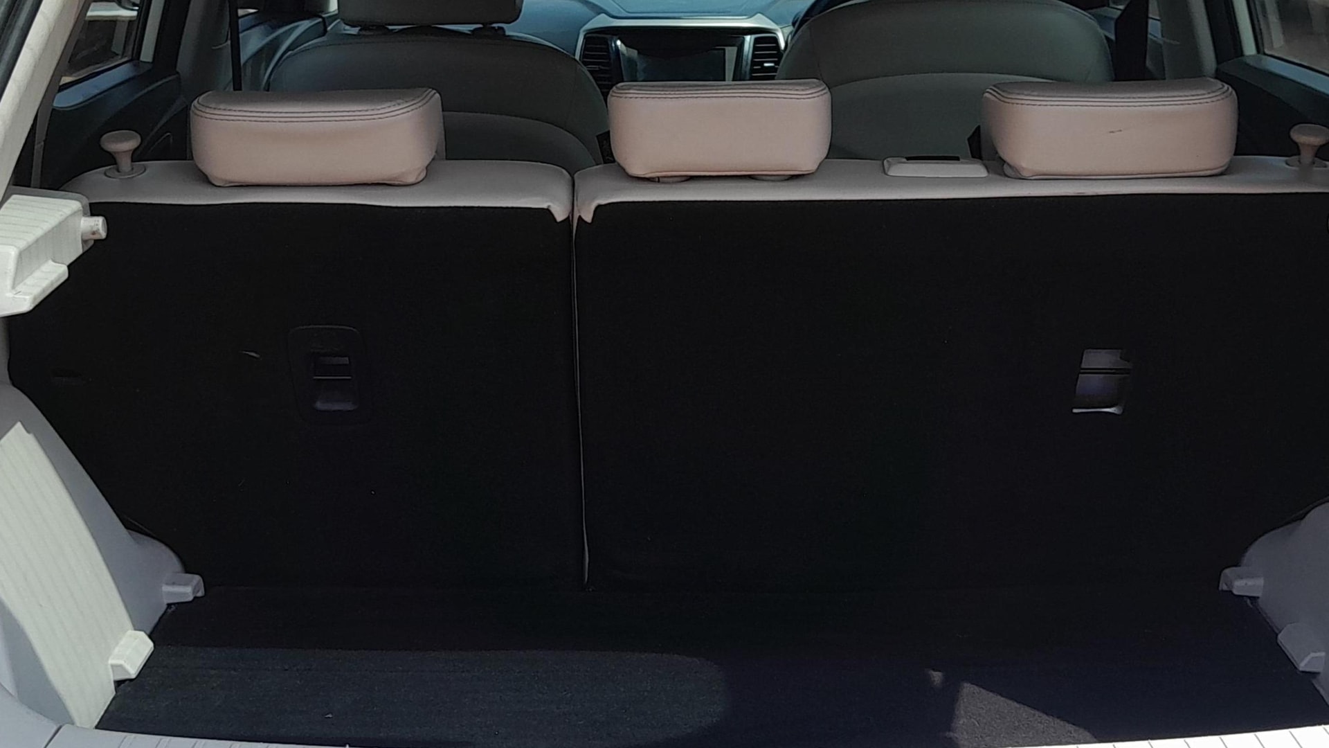 View 2019 Mahindra XUV300 W4 Petrol BS IV Image 7 Used 2019 Mahindra XUV300 W4 Petrol BS IV Image 7