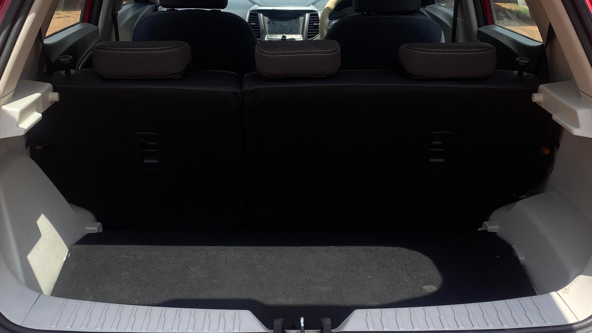 View 2019 Mahindra XUV300 W4 Petrol BS IV Image 10 Used 2019 Mahindra XUV300 W4 Petrol BS IV Image 10