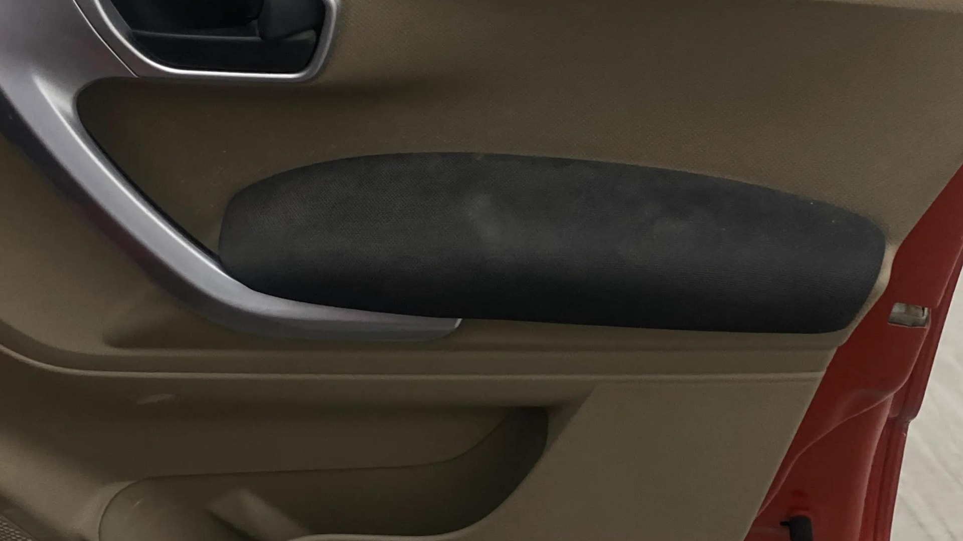 View 2019 Mahindra TUV300 T10 100HP Dual Tone Image 33 Used 2019 Mahindra TUV300 T10 100HP Dual Tone Image 33