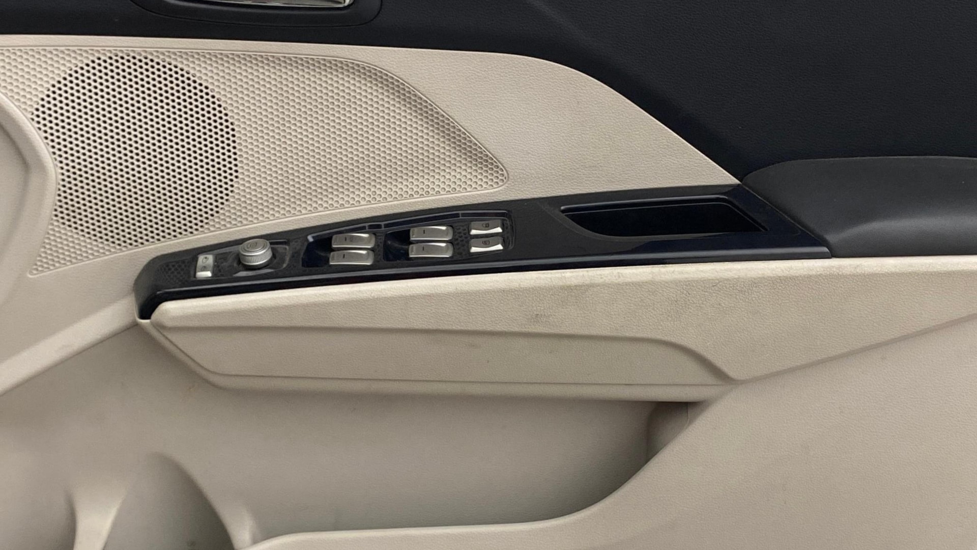 View 2019 Mahindra XUV300 W4 Petrol BS IV Image 34 Used 2019 Mahindra XUV300 W4 Petrol BS IV Image 34