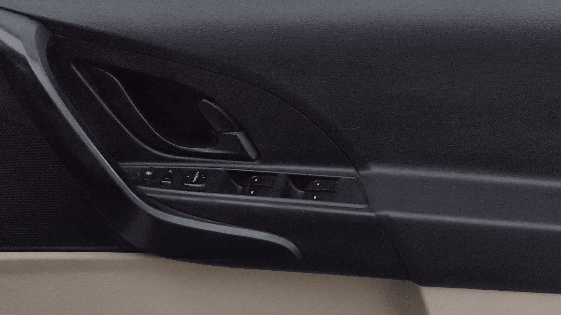 View 2016 Mahindra XUV500 W4 FWD Image 34 Used 2016 Mahindra XUV500 W4 FWD Image 34