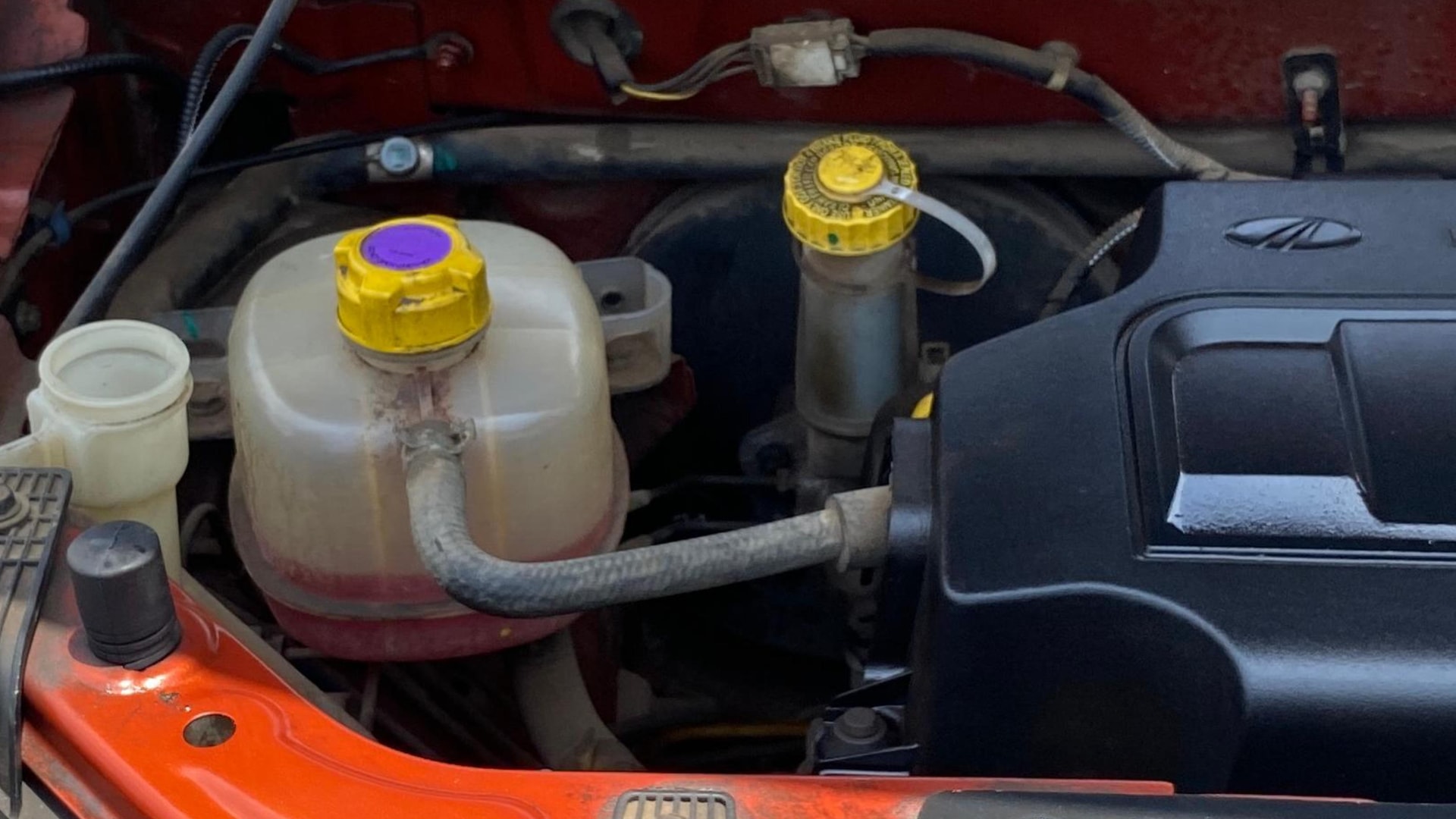 View 2017 Mahindra KUV100 K4 Plus Petrol 6 Seater BS IV Image 3 Used 2017 Mahindra KUV100 K4 Plus Petrol 6 Seater BS IV Image 3