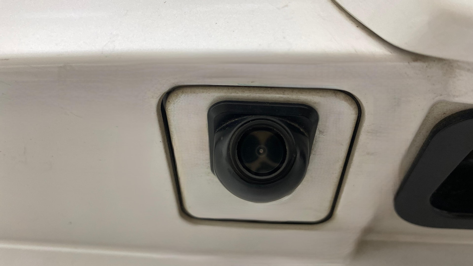 View 2022 Mahindra XUV700 MX Petrol 5 STR Image 23 Used 2022 Mahindra XUV700 MX Petrol 5 STR Image 23