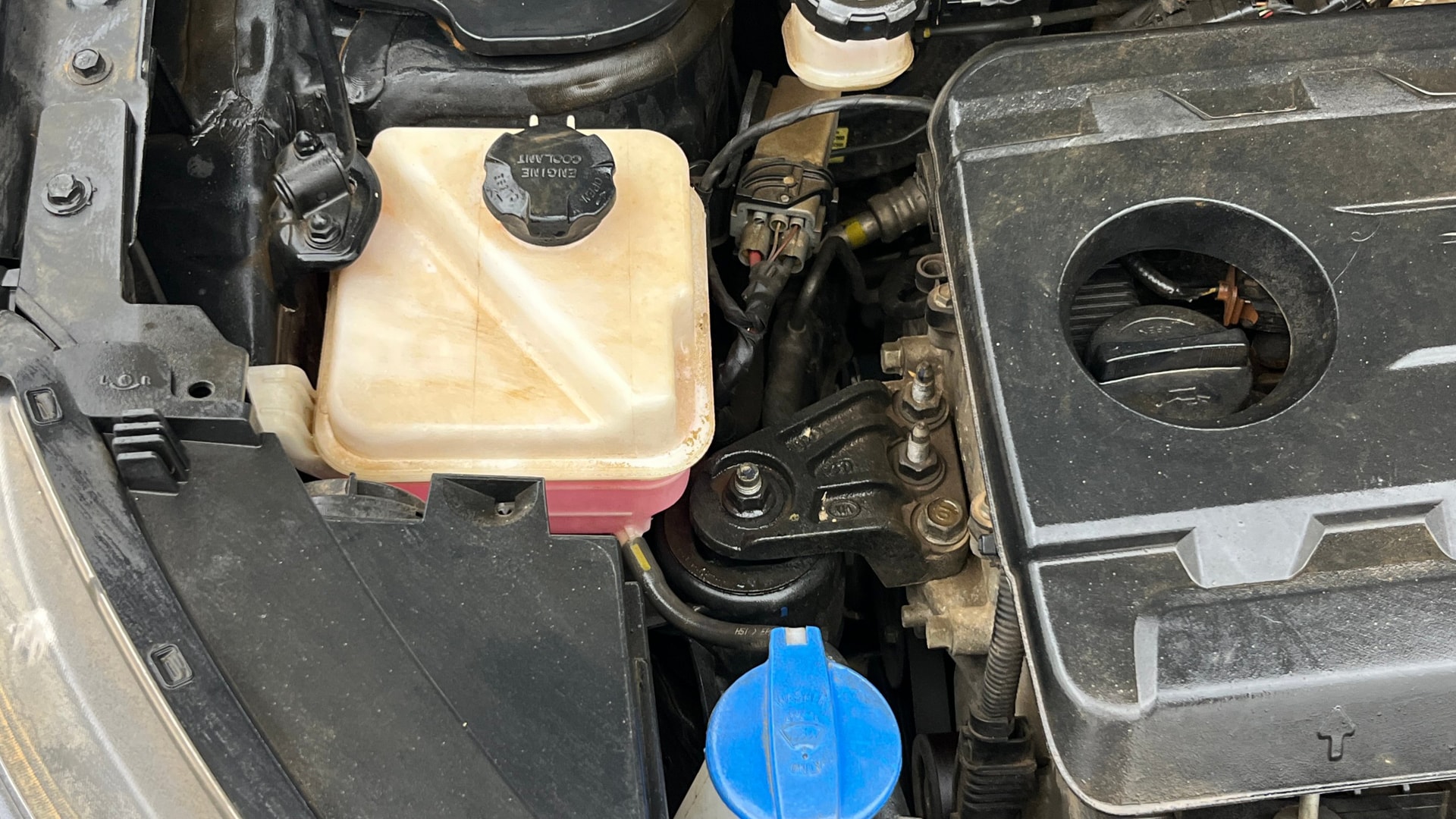 View 2022 Kia Sonet HTX Diesel Image 4 Used 2022 Kia Sonet HTX Diesel Image 4