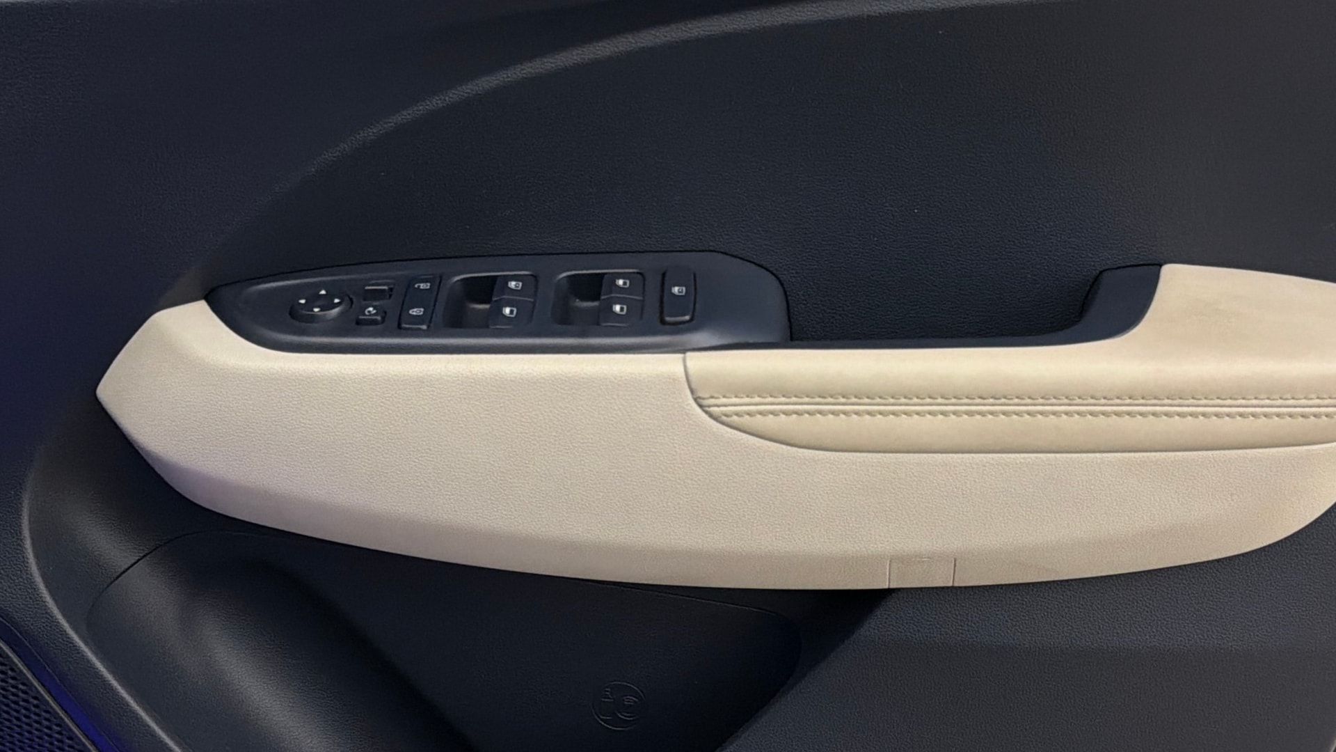 View 2019 Hyundai Venue SX Plus 1.0 Petrol AT Dual Tone Image 35 Used 2019 Hyundai Venue SX Plus 1.0 Petrol AT Dual Tone Image 35