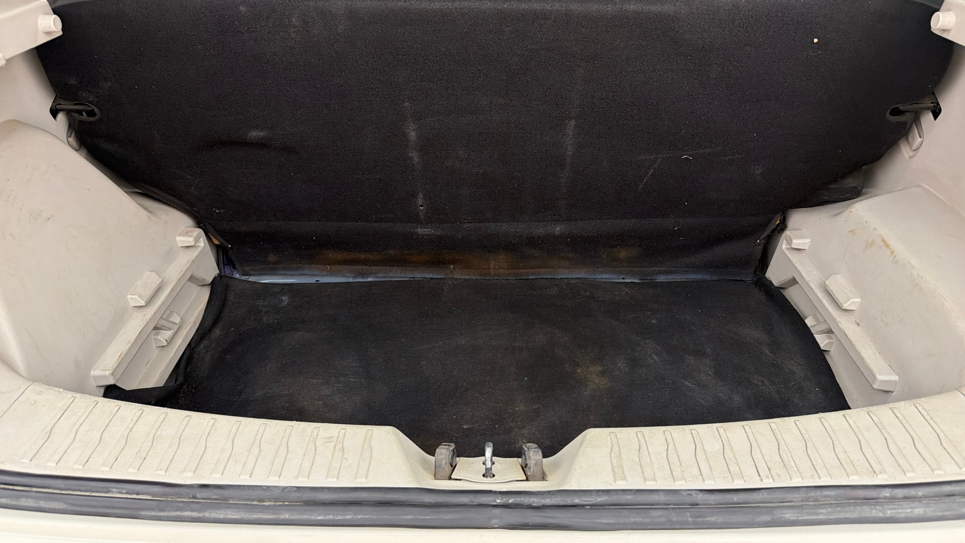 View 2022 Mahindra XUV300 W4 Petrol BS IV Image 10 Used 2022 Mahindra XUV300 W4 Petrol BS IV Image 10