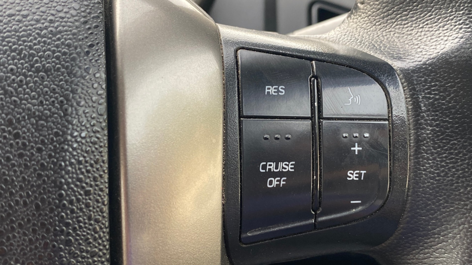 View 2020 Mahindra XUV500 W11 Image 3 Used 2020 Mahindra XUV500 W11 Image 3