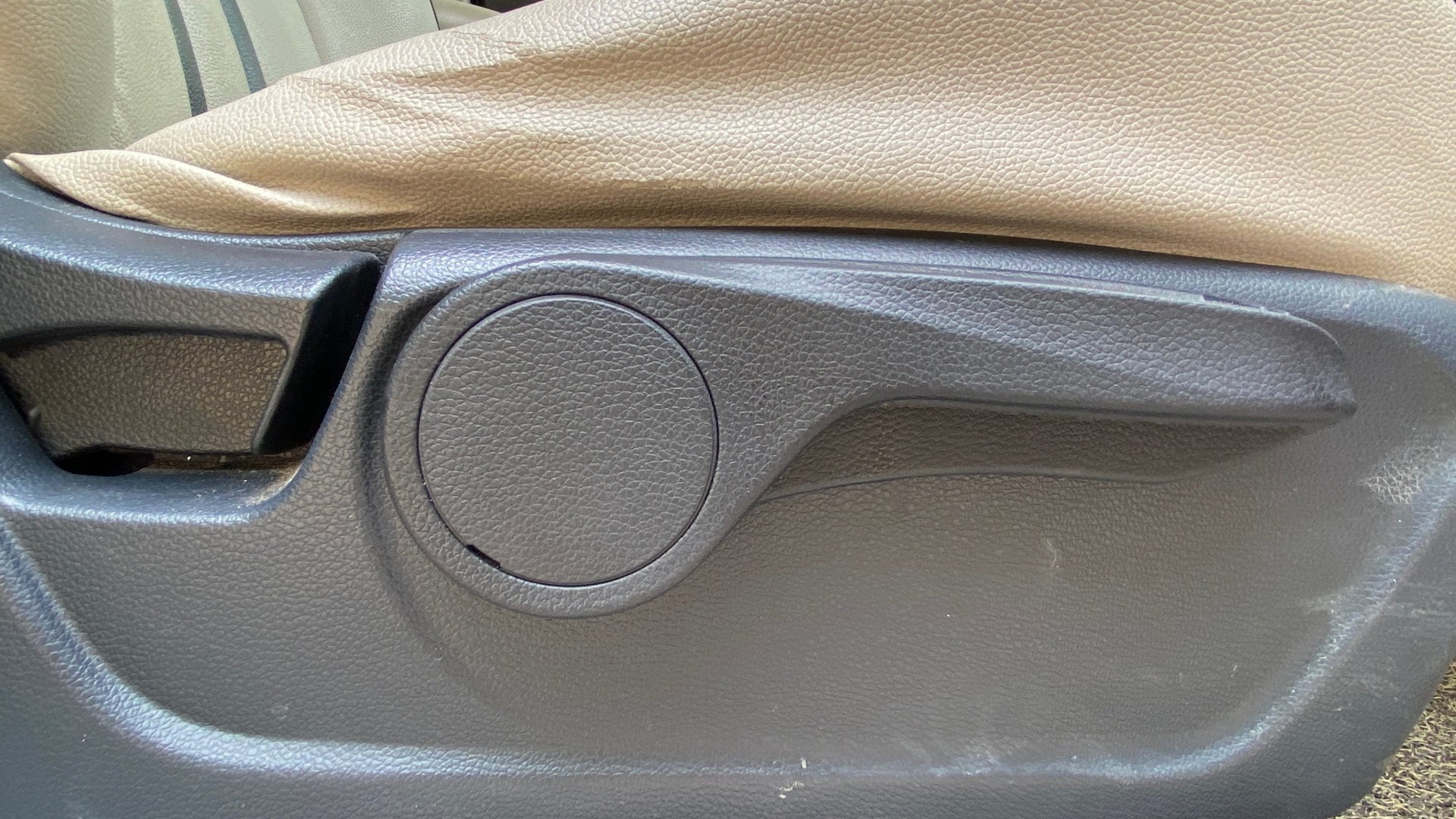 View 2019 Mahindra XUV300 W4 Petrol BS IV Image 11 Used 2019 Mahindra XUV300 W4 Petrol BS IV Image 11