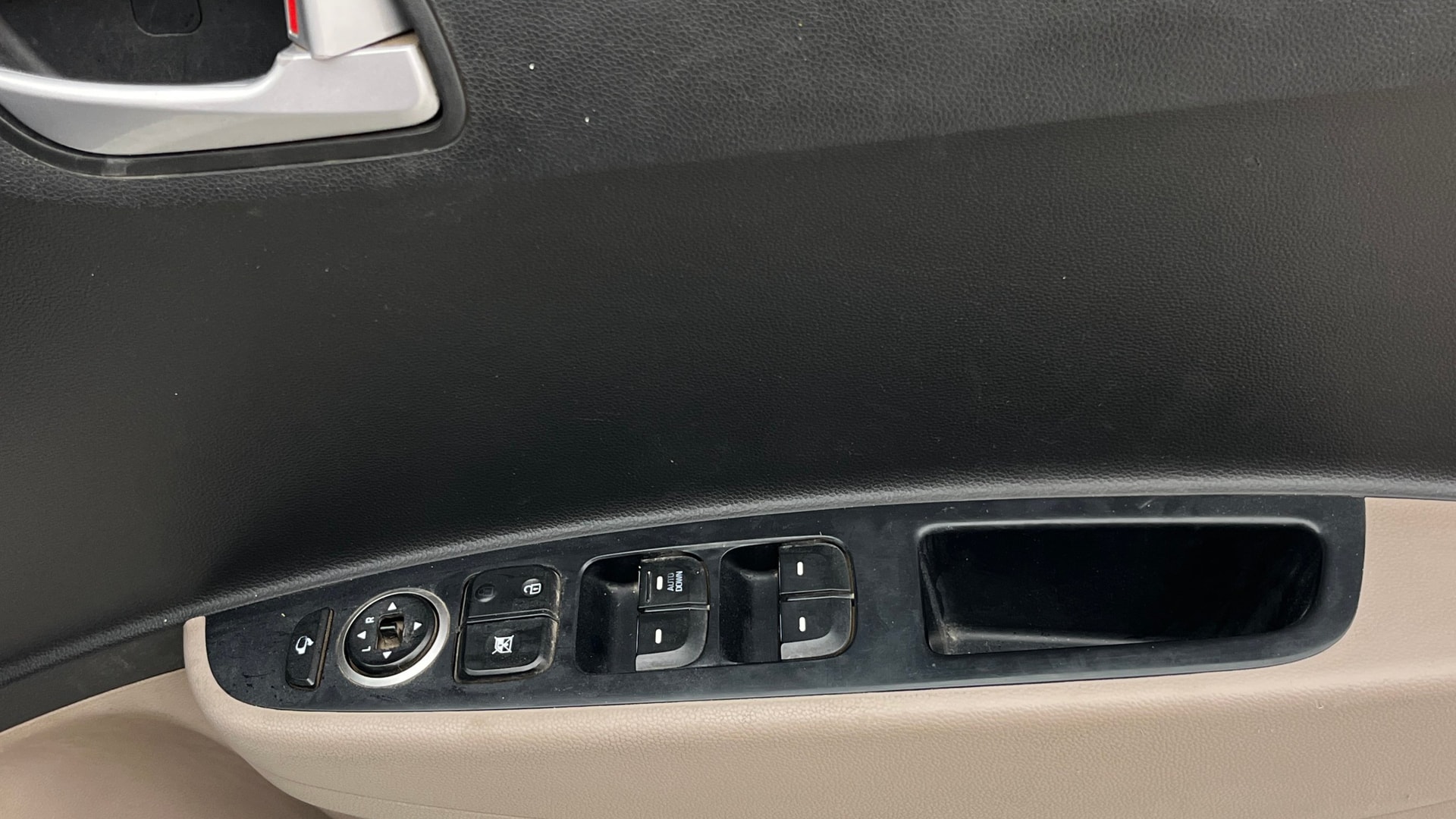 View 2017 Hyundai Grand i10 1.2 Asta Diesel Image 38 Used 2017 Hyundai Grand i10 1.2 Asta Diesel Image 38