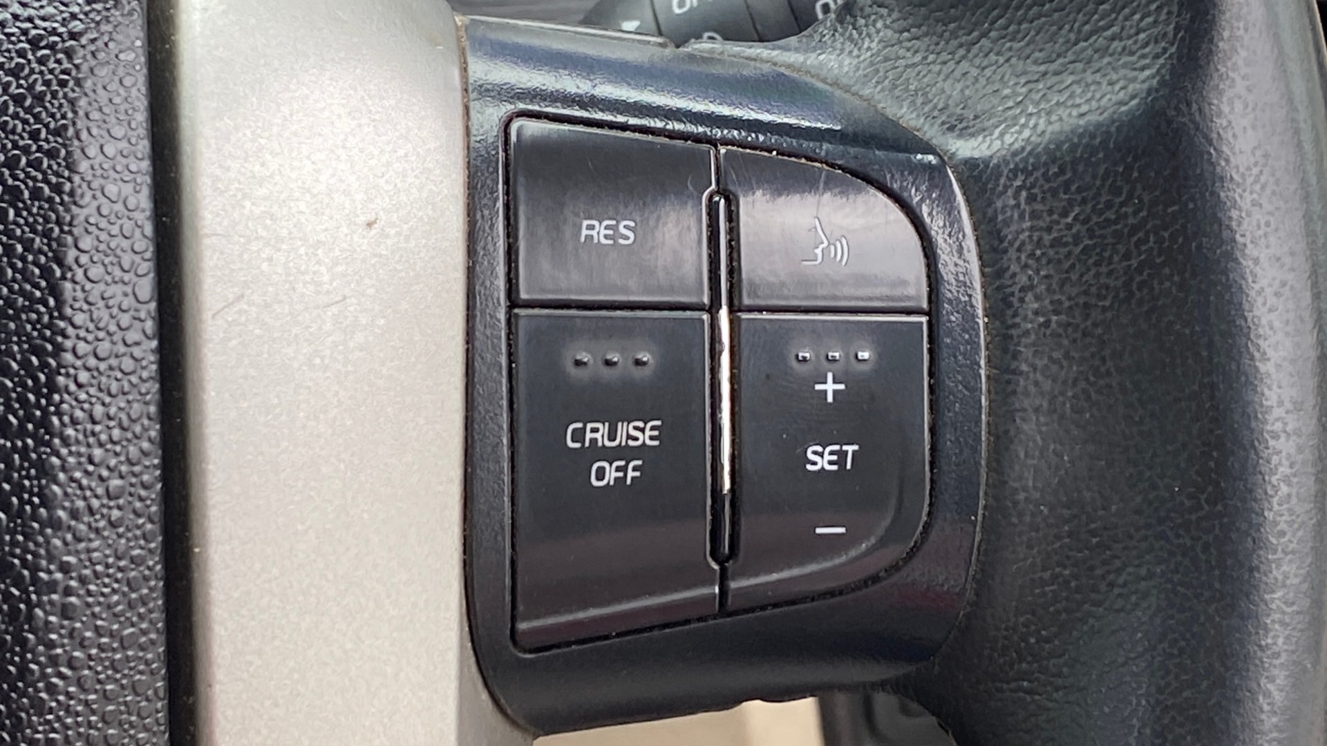 View 2017 Mahindra XUV500 W10 FWD AT Image 3 Used 2017 Mahindra XUV500 W10 FWD AT Image 3