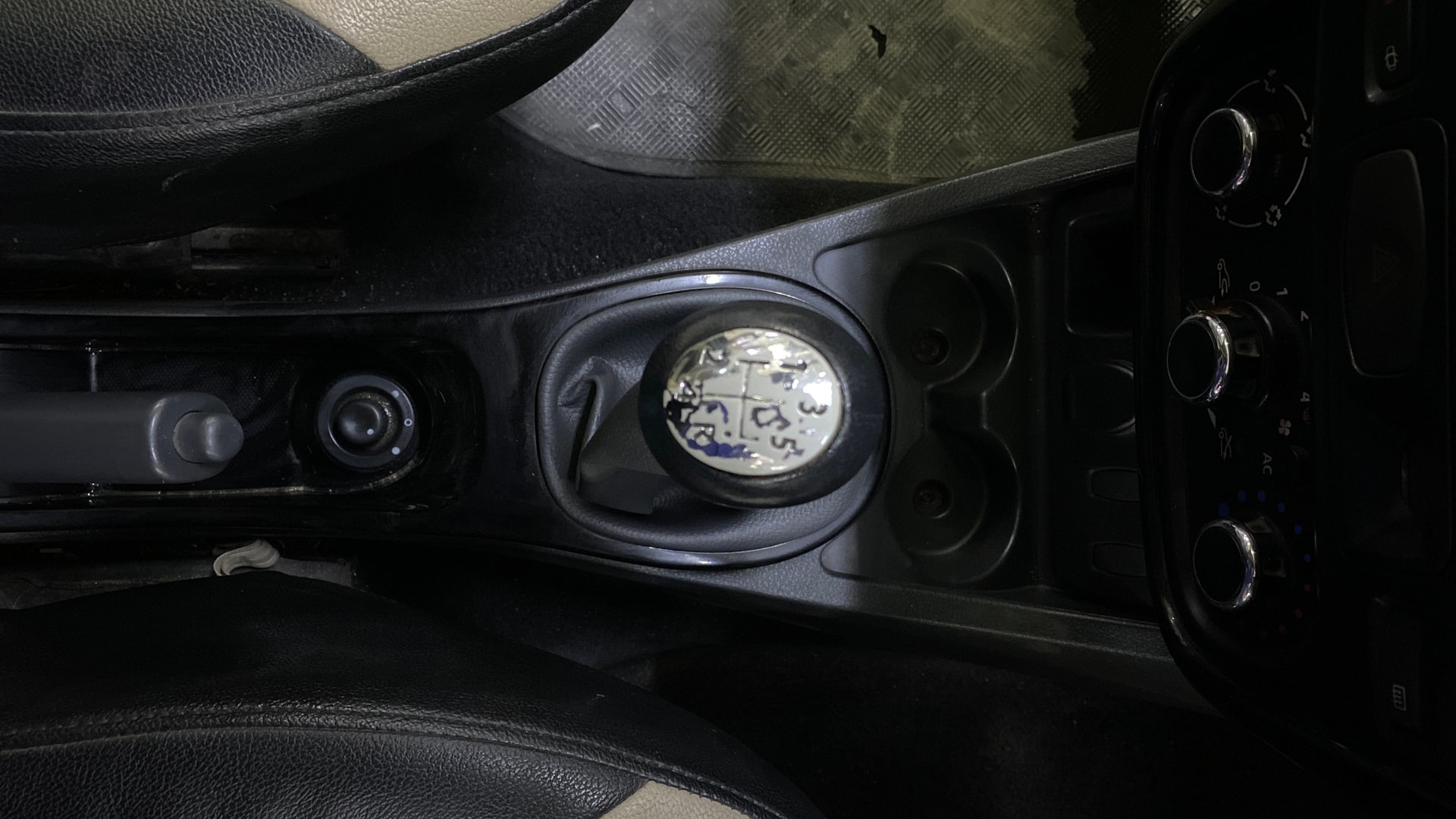View 2014 Renault Duster Diesel 85PS STD Image 44 Used 2014 Renault Duster Diesel 85PS STD Image 44