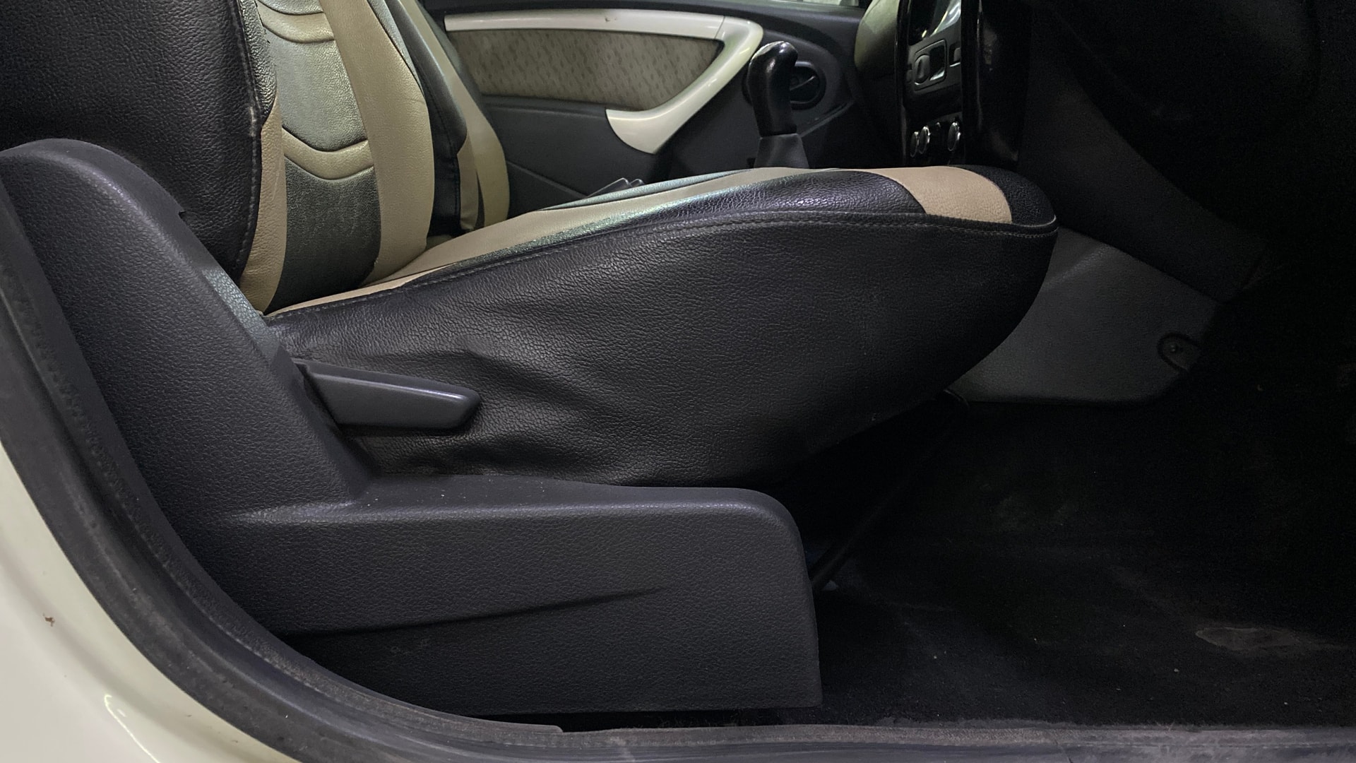 View 2014 Renault Duster Diesel 85PS STD Image 12 Used 2014 Renault Duster Diesel 85PS STD Image 12