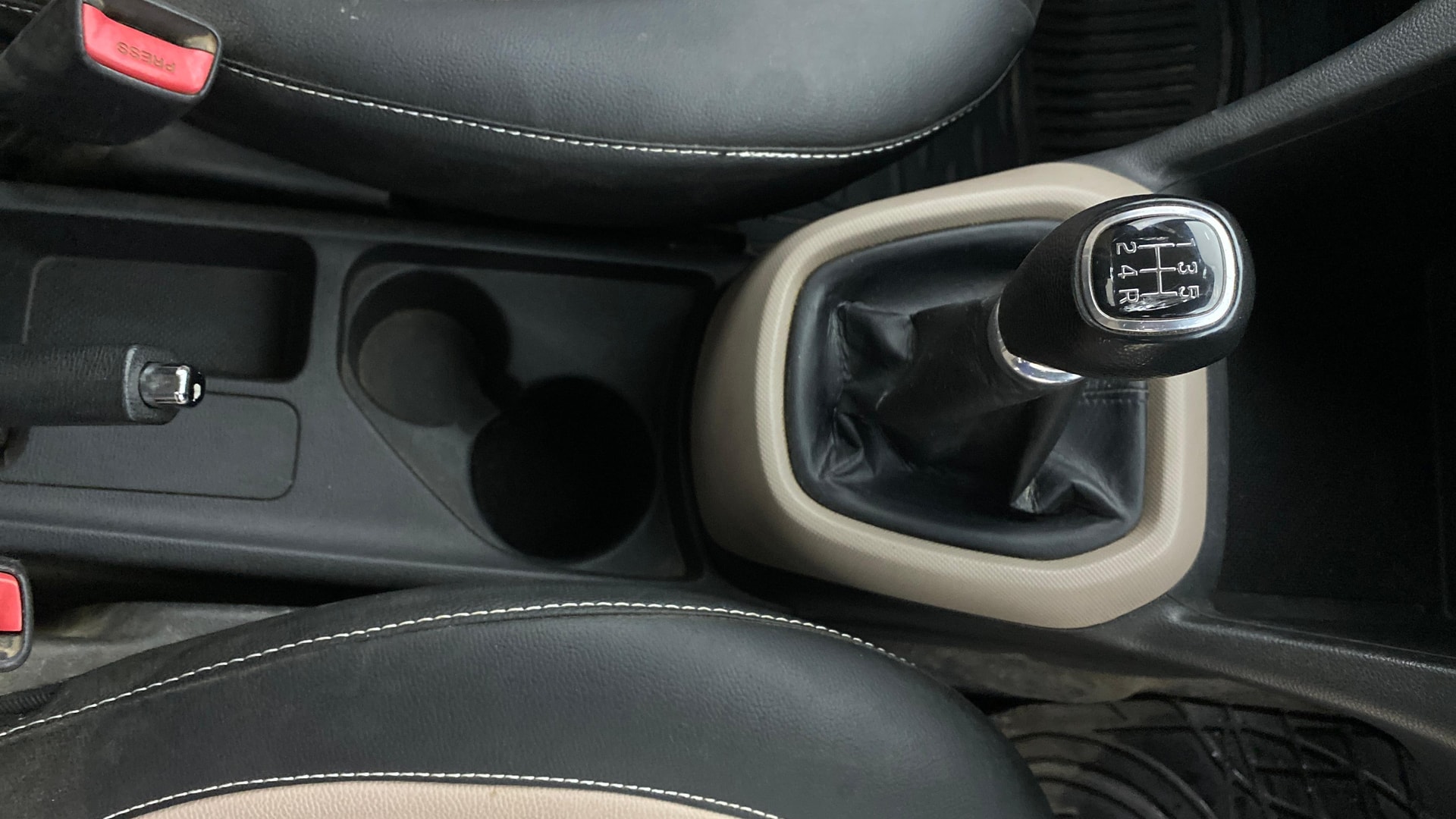 View 2015 Hyundai Grand i10 Sportz 1.2 Kappa Image 37 Used 2015 Hyundai Grand i10 Sportz 1.2 Kappa Image 37
