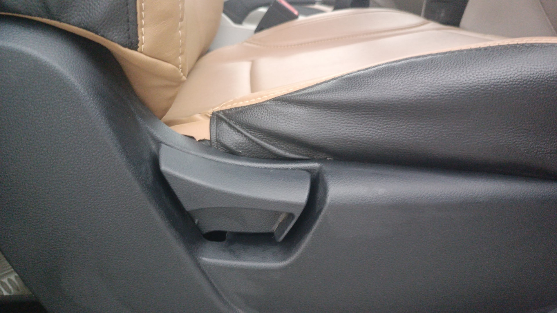 View 2019 Mahindra XUV300 W4 Petrol BS IV Image 18 Used 2019 Mahindra XUV300 W4 Petrol BS IV Image 18