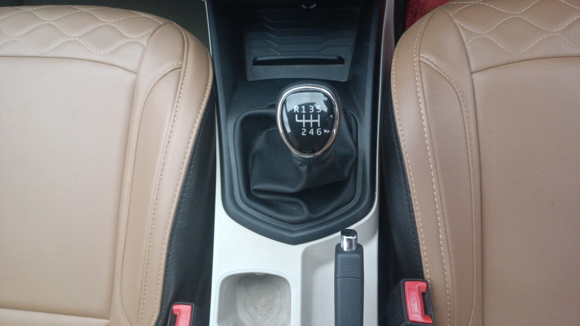 View 2019 Mahindra XUV300 W4 Petrol BS IV Image 37 Used 2019 Mahindra XUV300 W4 Petrol BS IV Image 37