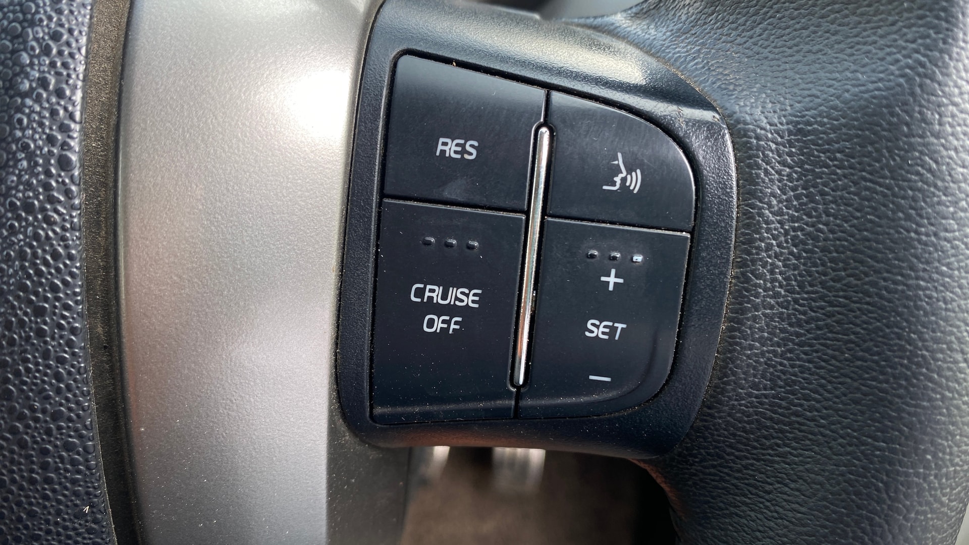 View 2021 Mahindra XUV500 W11 Image 3 Used 2021 Mahindra XUV500 W11 Image 3