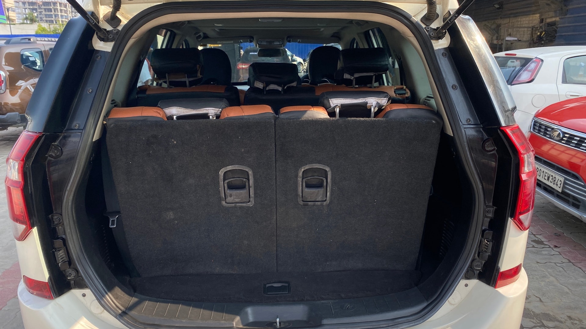 View 2021 Mahindra XUV500 W11 Image 7 Used 2021 Mahindra XUV500 W11 Image 7