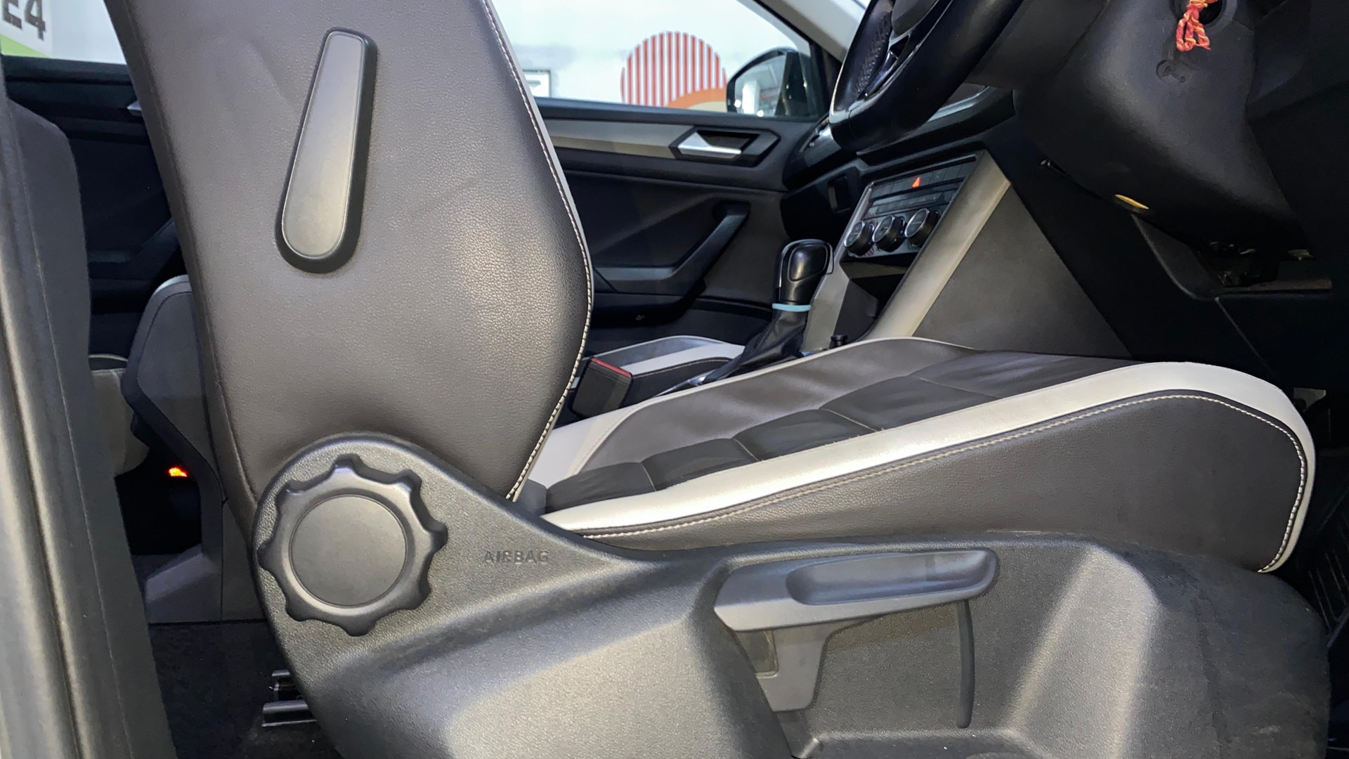 View 2021 Volkswagen T-Roc 1.5 TSI Image 10 Used 2021 Volkswagen T-Roc 1.5 TSI Image 10