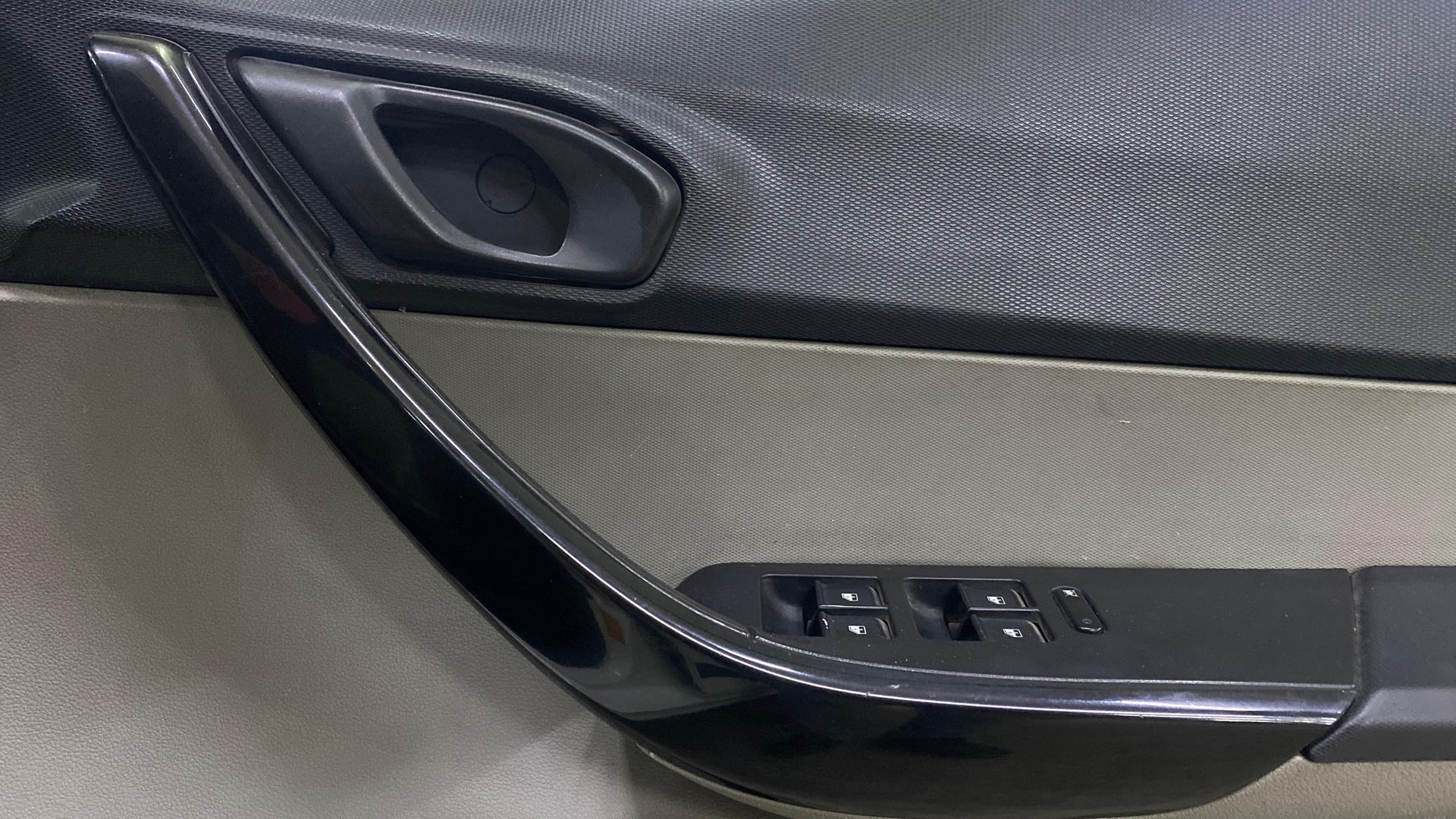 View 2017 Tata Tiago Revotorq XB Image 32 Used 2017 Tata Tiago Revotorq XB Image 32