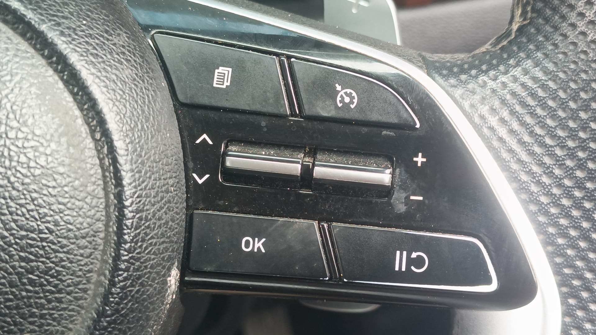 View 2022 Hyundai Alcazar Prestige 6 Seater MT Petrol Image 3 Used 2022 Hyundai Alcazar Prestige 6 Seater MT Petrol Image 3