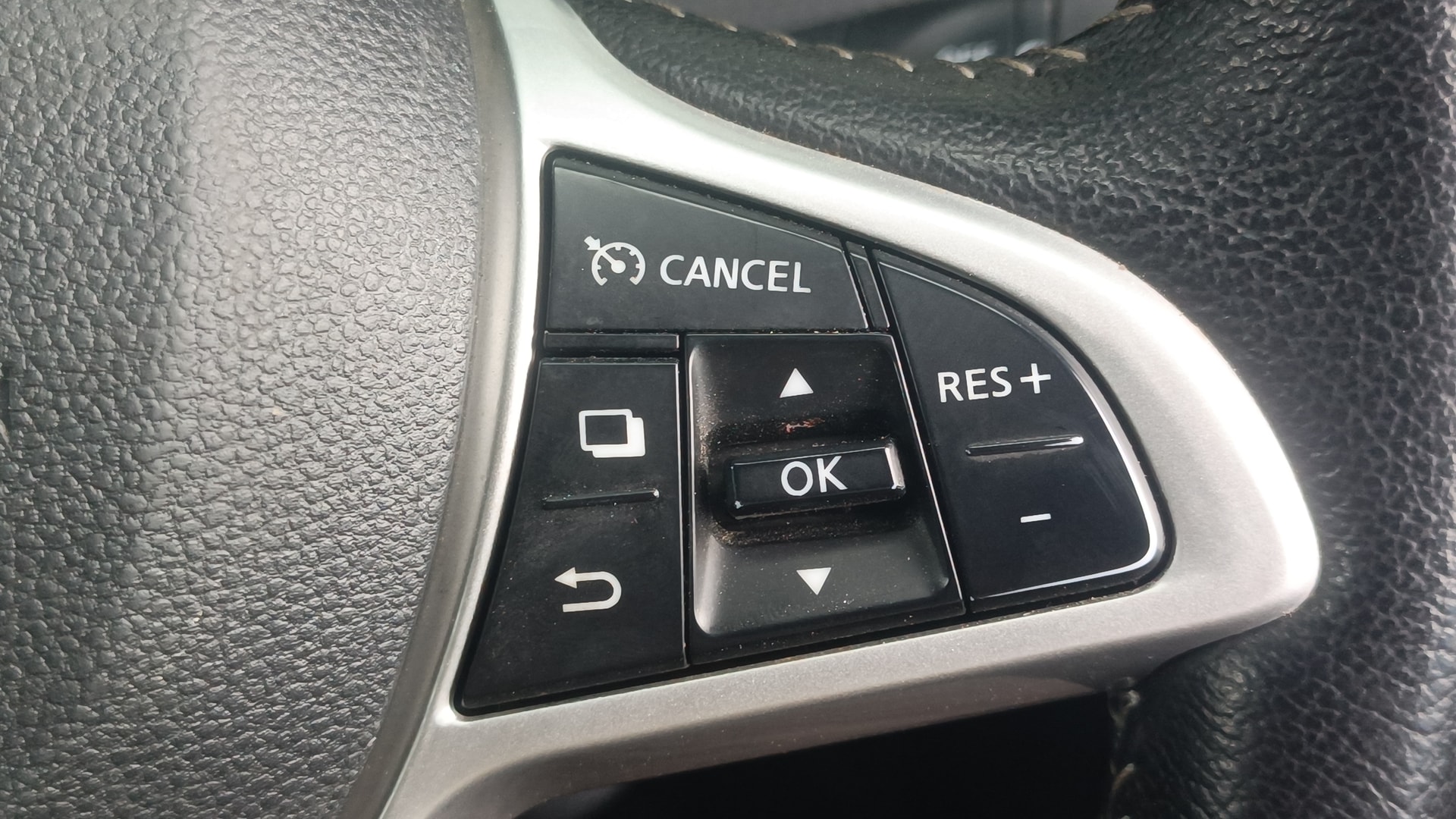 View 2023 Nissan Magnite XV Premium Image 3 Used 2023 Nissan Magnite XV Premium Image 3