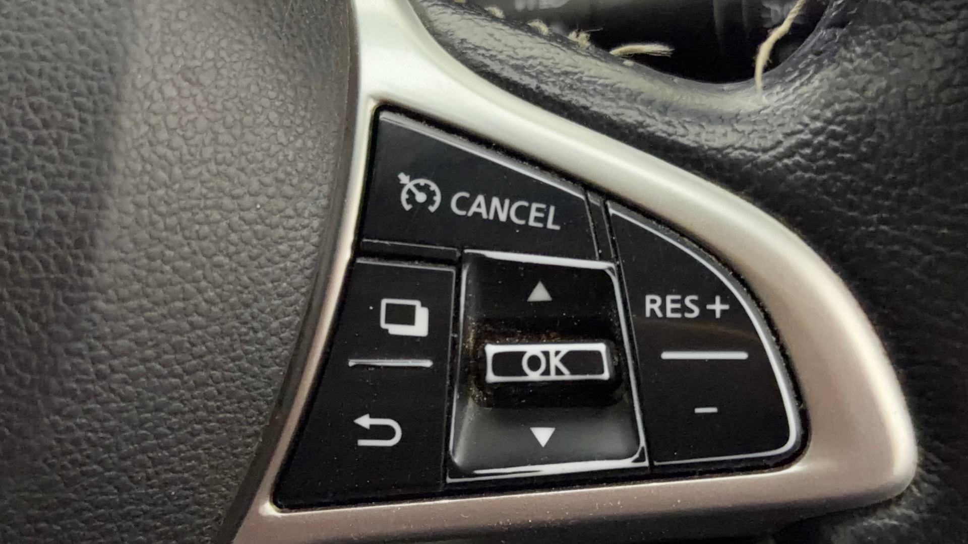 View 2022 Nissan Magnite Turbo XV Premium CVT Image 3 Used 2022 Nissan Magnite Turbo XV Premium CVT Image 3