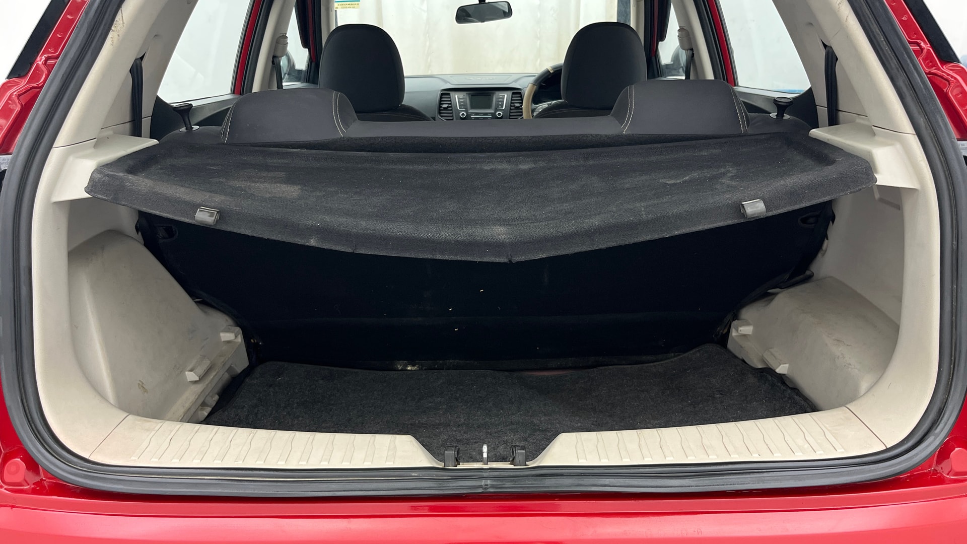 View 2022 Mahindra XUV300 W4 Petrol BS IV Image 10 Used 2022 Mahindra XUV300 W4 Petrol BS IV Image 10