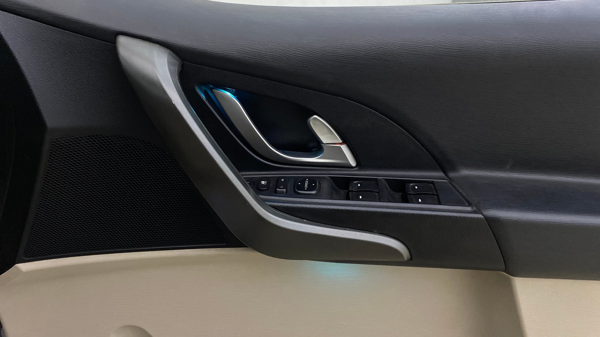 View 2017 Mahindra XUV500 W10 FWD Image 35 Used 2017 Mahindra XUV500 W10 FWD Image 35