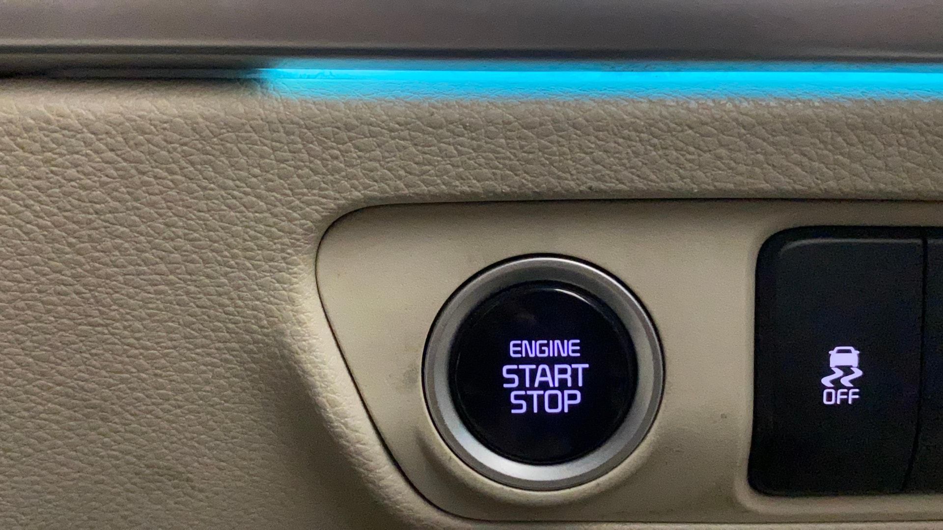 View 2022 Kia Carens Luxury Plus 1.5 AT Diesel 7 STR Image 37 Used 2022 Kia Carens Luxury Plus 1.5 AT Diesel 7 STR Image 37