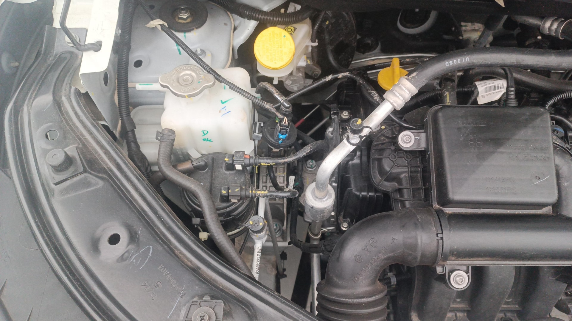 View 2025 Nissan Magnite Acenta B4D 1.0 Petrol AMT Image 3 Used 2025 Nissan Magnite Acenta B4D 1.0 Petrol AMT Image 3