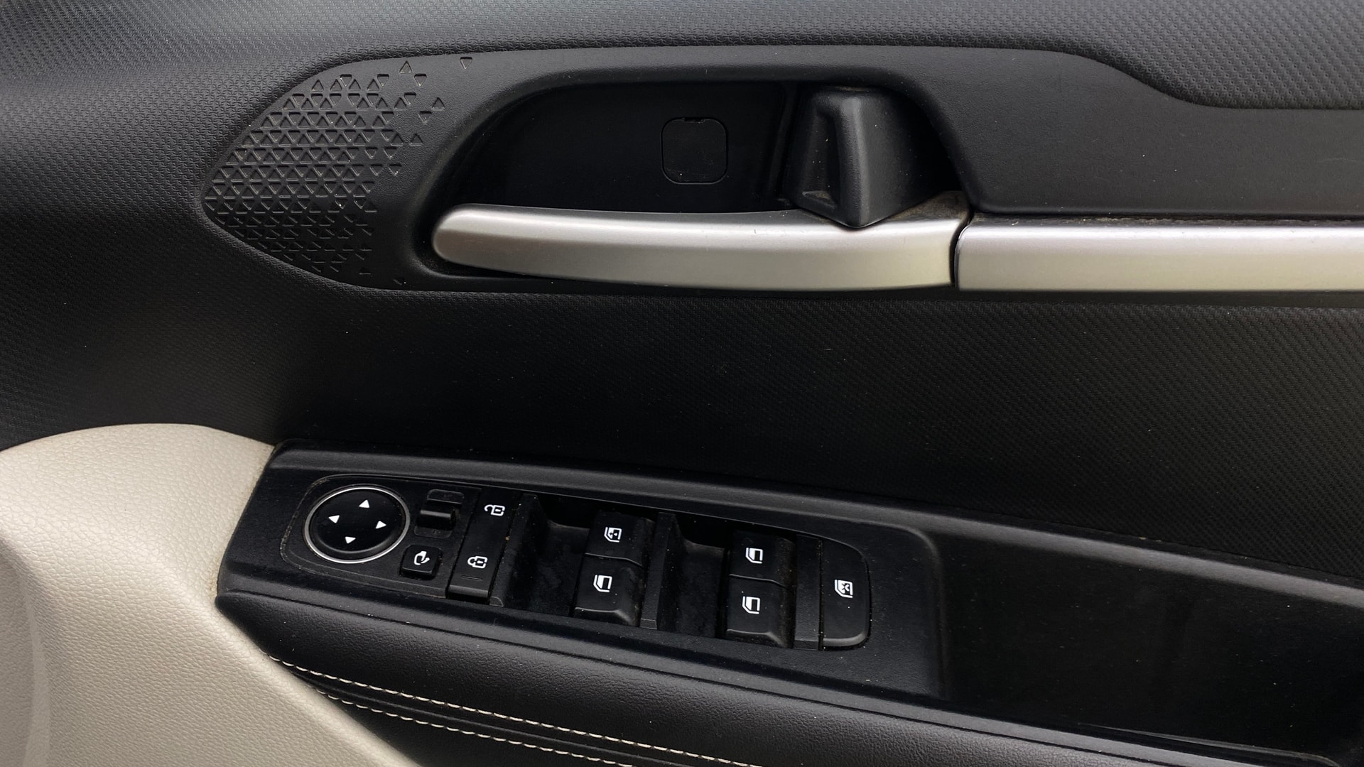 View 2023 Kia Sonet HTX AT Diesel Image 35 Used 2023 Kia Sonet HTX AT Diesel Image 35