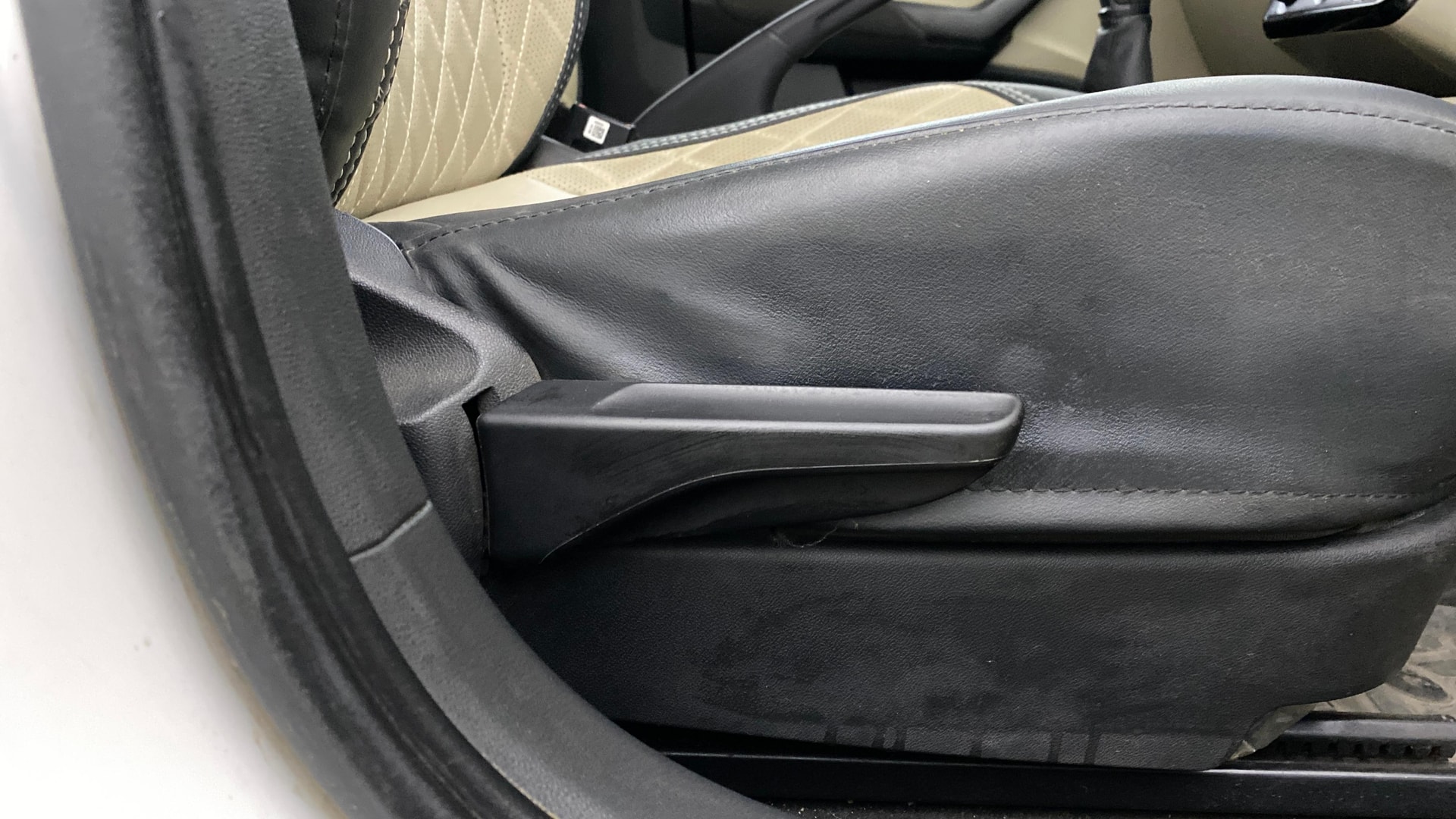 View 2023 Skoda Slavia Active 1.0 TSI MT Image 18 Used 2023 Skoda Slavia Active 1.0 TSI MT Image 18