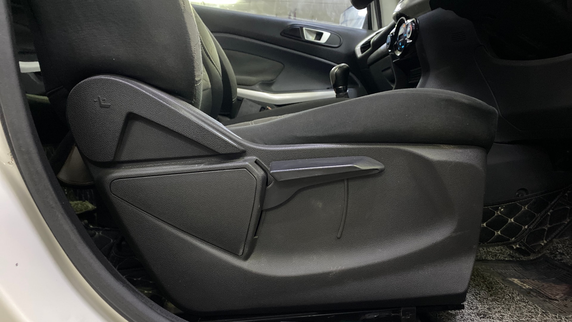View 2017 Ford EcoSport 1.5 TDCi Diesel Ambiente BS IV Image 12 Used 2017 Ford EcoSport 1.5 TDCi Diesel Ambiente BS IV Image 12